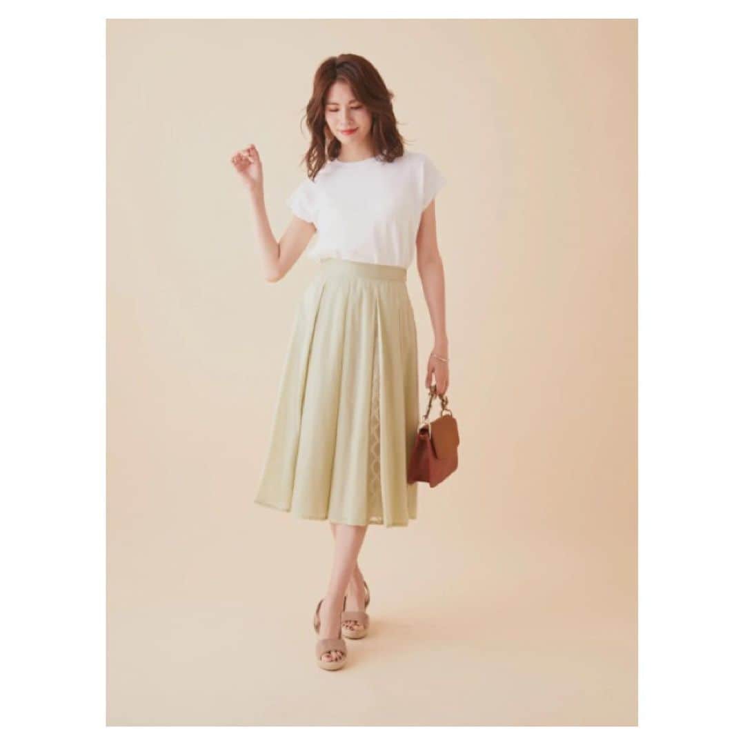 のインスタグラム：「**New Arrival ** . タックからのぞくレースがほんのりエレガンスを醸し出すフレアスカート。 . タックハギレース切替フレアスカート／410130012000 ¥8,900＋tax（ベージュ、ブルー、ミントグリーン） . #fabulousangela_official #fabulousangela #ファビュラスアンジェラ #フレアスカート」