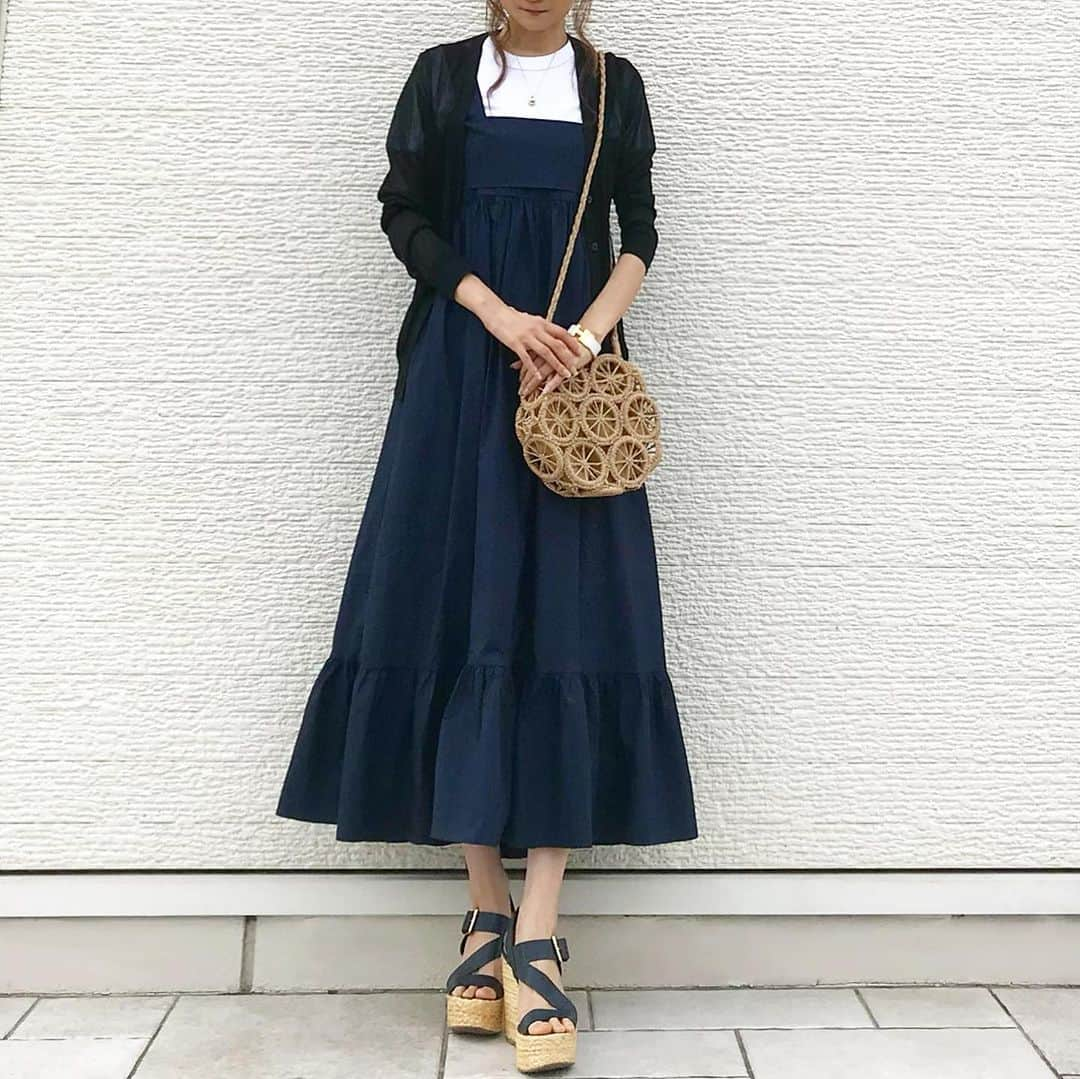 michikoさんのインスタグラム写真 - (michikoInstagram)「コーデ ＊ ＊  @fifth_store の#バックリボンエプロンワンピース 1枚で着ればリゾート感 Tシャツと合わせればカジュアルにも着れます。 背中のリボンがシンプルなワンピースを華やかにしてくれます。後ろから見ても可愛い〜 身長164cmの私が着てこんな感じです。 ＊ まん丸コロッとした形が可愛すぎるバッグは @editsheen_store の#デザインサークルショルダーバッグ  レモン🍋みたいなデザインが爽やかで夏のワンポイントに！ ＊ 今日は60%OFFクーポンの日でこのワンピースも対象です！😆 ＊ ＊ #fifth #fifthtl #フィフス #editsheen #bag #バッグ #エディットシーン #トレンド #ワンピース #ワンピースコーデ #160cm以上コーデ  #リラックスコーデ #ファッション #コーティネート #プチプラコーデ #プチプラファッション  #きれいめコーデ コーデ #シンプルコーデ #大人コーデ #大人ファッション #大人可愛い #coodinate #fashionista #fashiongram #instafashion」7月9日 16時07分 - miccie3030