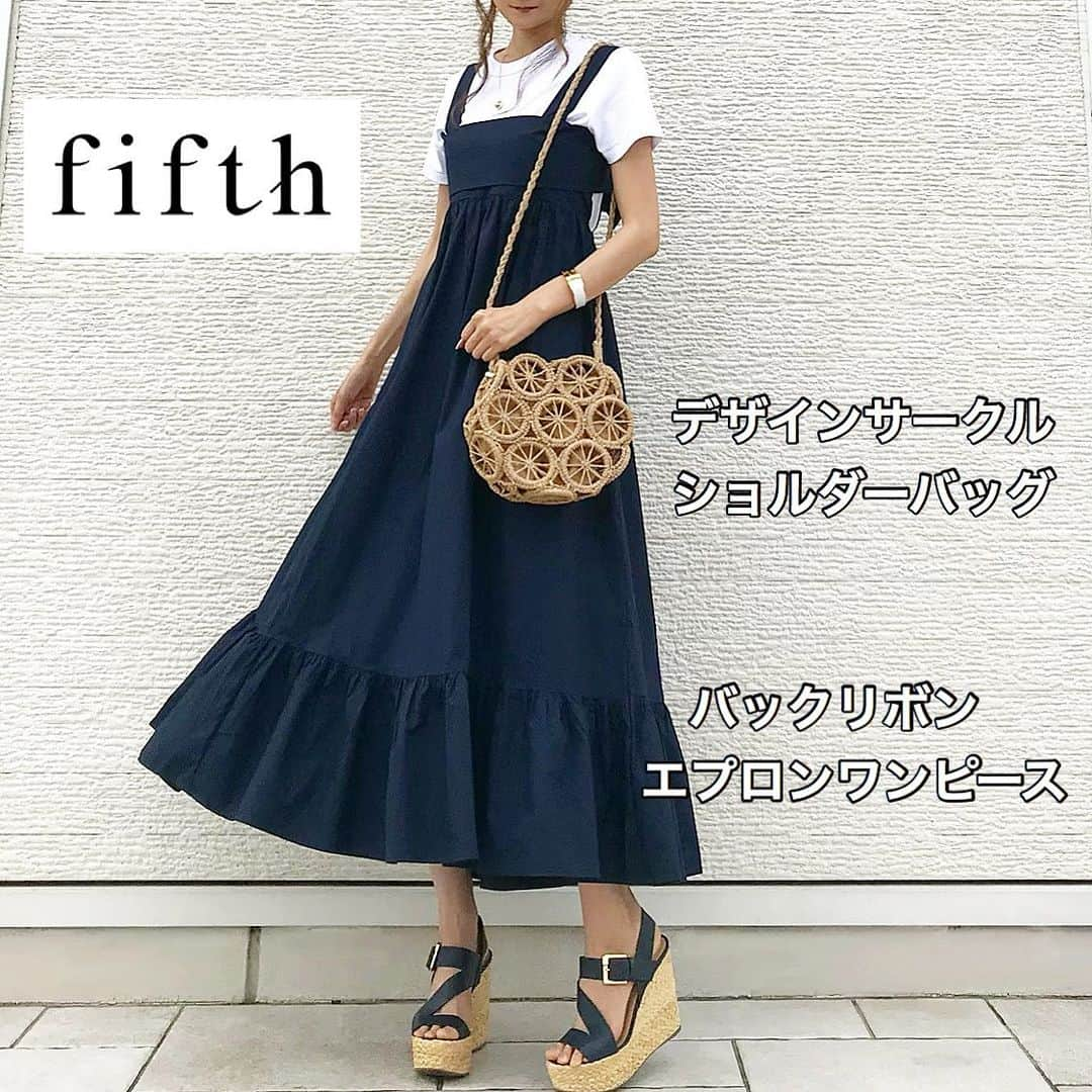 michikoさんのインスタグラム写真 - (michikoInstagram)「コーデ ＊ ＊  @fifth_store の#バックリボンエプロンワンピース 1枚で着ればリゾート感 Tシャツと合わせればカジュアルにも着れます。 背中のリボンがシンプルなワンピースを華やかにしてくれます。後ろから見ても可愛い〜 身長164cmの私が着てこんな感じです。 ＊ まん丸コロッとした形が可愛すぎるバッグは @editsheen_store の#デザインサークルショルダーバッグ  レモン🍋みたいなデザインが爽やかで夏のワンポイントに！ ＊ 今日は60%OFFクーポンの日でこのワンピースも対象です！😆 ＊ ＊ #fifth #fifthtl #フィフス #editsheen #bag #バッグ #エディットシーン #トレンド #ワンピース #ワンピースコーデ #160cm以上コーデ  #リラックスコーデ #ファッション #コーティネート #プチプラコーデ #プチプラファッション  #きれいめコーデ コーデ #シンプルコーデ #大人コーデ #大人ファッション #大人可愛い #coodinate #fashionista #fashiongram #instafashion」7月9日 16時07分 - miccie3030