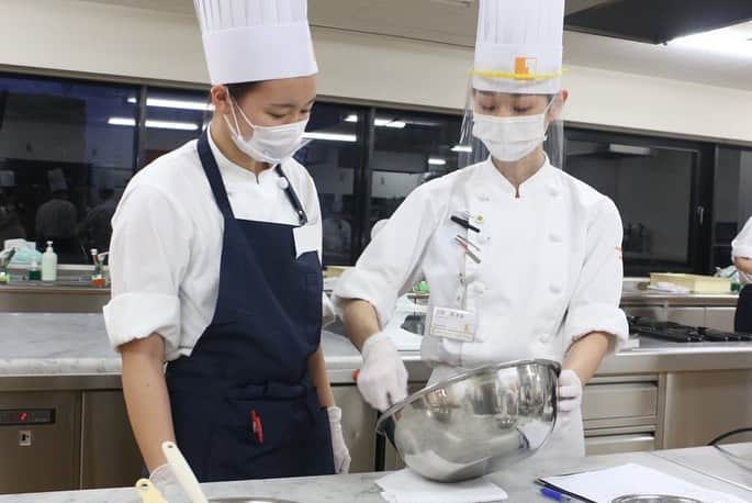 神戸製菓専門学校（公式）さんのインスタグラム写真 - (神戸製菓専門学校（公式）Instagram)「🌈お菓子専科🌈 夜間部のお菓子実習では、フランスの伝統菓子 #パンドジェンヌ を作りました❗️今日は卵黄と卵白を別立てで。以前のロールケーキの実習を振り返りながら、メレンゲを泡立てていきました😌  アーモンドとバターもたっぷり😻見た目は素朴ですが、とてもリッチな味わいのお菓子です😆  7月から夜間実習見学会がスタート❗️毎週木曜日と金曜日に開催しています⭐️ホームページから授業メニューの確認とお申込みが可能です✨  ぜひ一度雰囲気を見にきてください😉  #神戸製菓　#神戸製菓専門学校　  #専門学校　#製菓専門学校　#オープンキャンパス　#製菓本科　#製パン本科　#お菓子専科　#製菓　#製パン　#お菓子作り　#パティシエ　#パン作り　#パン職人　#パン屋　#開業　#お菓子作り好きな人と繋がりたい 　#pattistagram2020」7月9日 21時42分 - kobeseika_info