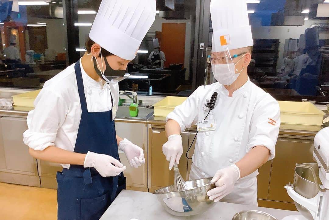 神戸製菓専門学校（公式）さんのインスタグラム写真 - (神戸製菓専門学校（公式）Instagram)「🌈お菓子専科🌈 夜間部のお菓子実習では、フランスの伝統菓子 #パンドジェンヌ を作りました❗️今日は卵黄と卵白を別立てで。以前のロールケーキの実習を振り返りながら、メレンゲを泡立てていきました😌  アーモンドとバターもたっぷり😻見た目は素朴ですが、とてもリッチな味わいのお菓子です😆  7月から夜間実習見学会がスタート❗️毎週木曜日と金曜日に開催しています⭐️ホームページから授業メニューの確認とお申込みが可能です✨  ぜひ一度雰囲気を見にきてください😉  #神戸製菓　#神戸製菓専門学校　  #専門学校　#製菓専門学校　#オープンキャンパス　#製菓本科　#製パン本科　#お菓子専科　#製菓　#製パン　#お菓子作り　#パティシエ　#パン作り　#パン職人　#パン屋　#開業　#お菓子作り好きな人と繋がりたい 　#pattistagram2020」7月9日 21時42分 - kobeseika_info