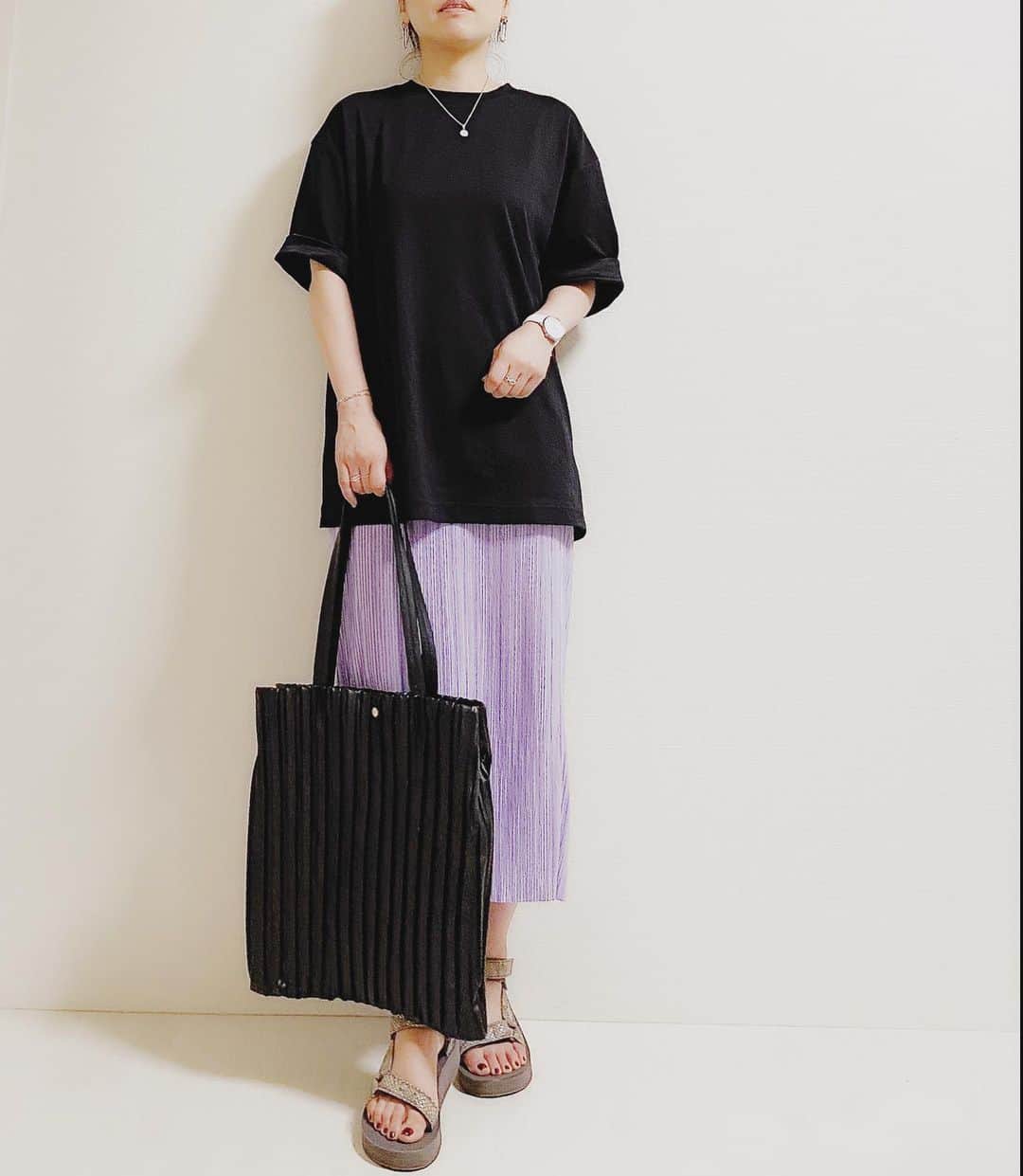 aiaiのインスタグラム：「🅲🅾🅾🆁🅳🅸🅽🅰🆃🅴 ☻ ︎ UNIQLO のエアリズムコットンオーバーサイズTシャツ。 裏側はエアリズム素材なのでサラサラして気持ちよくてこのTシャツ やっぱり好き✨ ブラックのLサイズも追加☻ ︎  パープルが綺麗なプリーツスカートは miteのです♡ウエストゴムで楽ちん♡  @mite__official  #ユニクロtシャツ部  #エアリズムコットンオーバーサイズtシャツ 👕  コーデの詳細はブログに書いています  𖤐𖤐𖤐𖤐  #fashion#outfit#style#coordinate#instagood#ootd#pic#instapic#コーデ#コーディネート#スタイリング#プチプラコーデ#本日のコーデ#大人カジュアル#プチプラ  #カジュアル #アラフォー #アラフォーコーデ #アラフォーファッション#uniqlo #ユニクロ #ユニクロコーデ #ユニジョ #サンダルコーデ #tシャツコーデ#プリーツスカート #プリーツスカートコーデ #パープル」