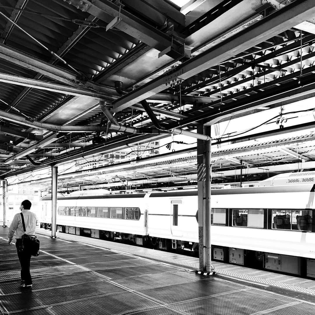 naotakeのインスタグラム：「駅 - A station / iPhone XR & Snapseed, 20200710 . . 宇都宮の黄ぶな。何度も餃子食べに行っているのに全然知らなかったなぁ。 . . #spicollective #royalsnappingartists #infamous_family #rsa_main #infinity_photo_cult #2_fineart #jp_gallery_member #jp_gallery_bnw #trb_bnw #wp_bnw  #bnw_life #bnwlife_member #bnw_life_shots #bnw_captures #world_bnw #top_bnw #team_jp_ #team_jp_モノクロ #ig_energy_bw #ig_nihon #streetphotographybnw #igersjp #blackandwhite #bnw #bnwphoto #monochrome #bw #bnwphotography #ShotOniPhone #shotoniphoneXR」