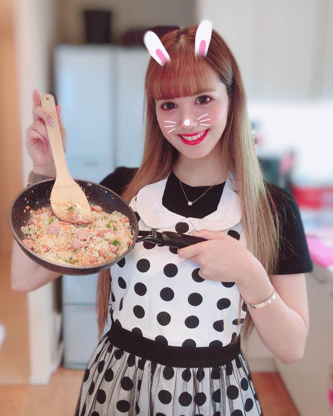 倉岡生夏のインスタグラム：「さらちゃんとパーティー料理教室⭐️ ・ ・ ・ 七夕に大人パーティーレッスン💓 簡単おしゃれ愛され料理をつくりました〜💓 ・ さらちゃん水玉のエプロンがすごいにあってる❣️  ・ ローストビーフ ズッキーニの編み込み マッシュームファルシー グリル野菜 野菜とサーモンのタルタル ホタテのカルパッチョ  ・ ・ ・ ・ ・ #エプロン  #デリスタグラマー #パーティー料理  #愛され料理 #クッキングラム #レシピ #おもてなし料理  #ピンチョス #delistagrammer  #partytime  #homeparty  #フィンガーフード #ローストビーフ #カルパッチョ #タルタル」