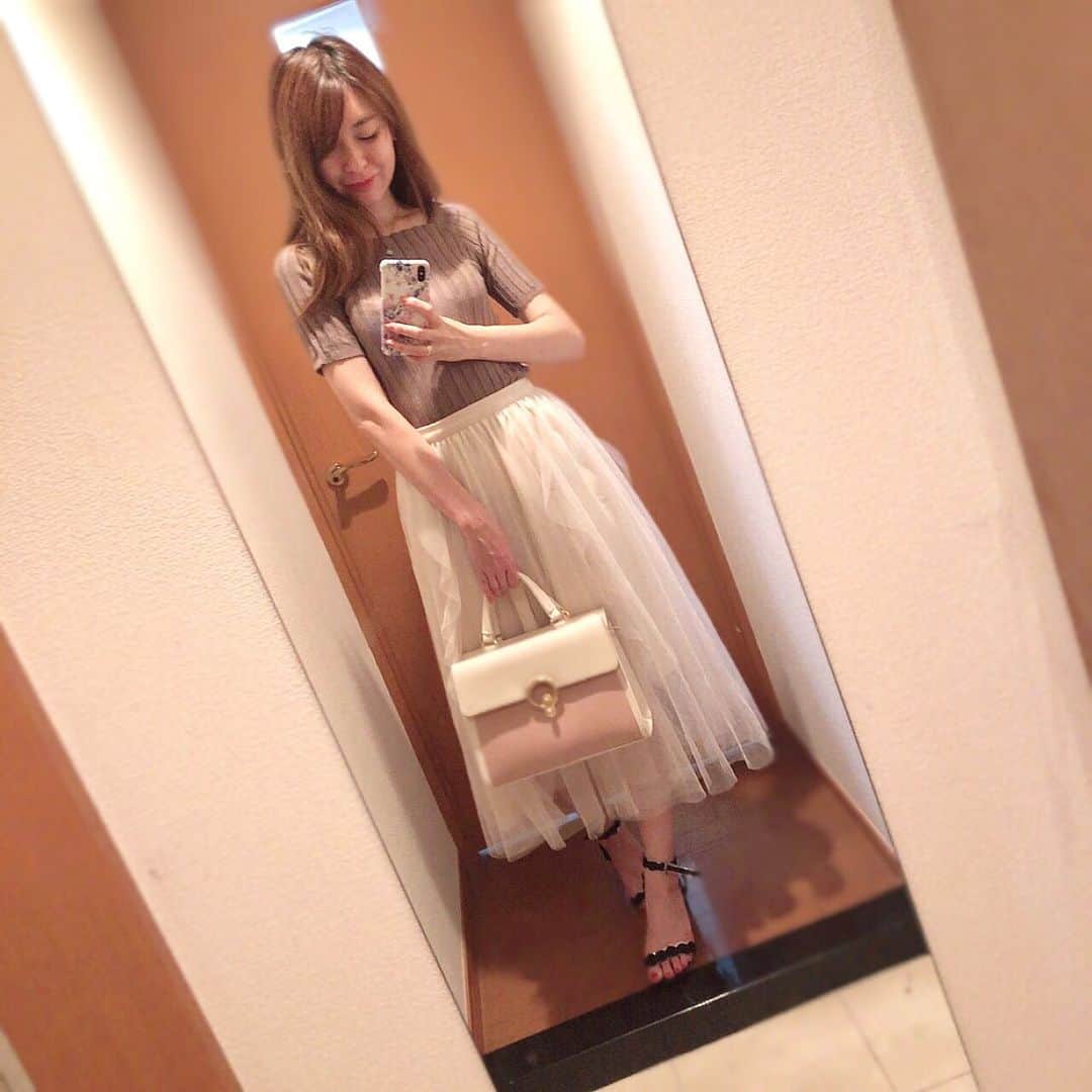 菊池かなこのインスタグラム：「. @happy_candle_official の バイカラーハンドバッグ👜 . ピンク×ホワイト リバーシブルで両面違うイメージになるよ✨ . 大きすぎず小さすぎずで使いやすいデザイン☺︎ . .୨୧┈┈┈┈┈┈┈┈┈┈┈┈┈┈┈┈┈୨୧ #happycandle #ハッピーキャンドル #ハピキャン」