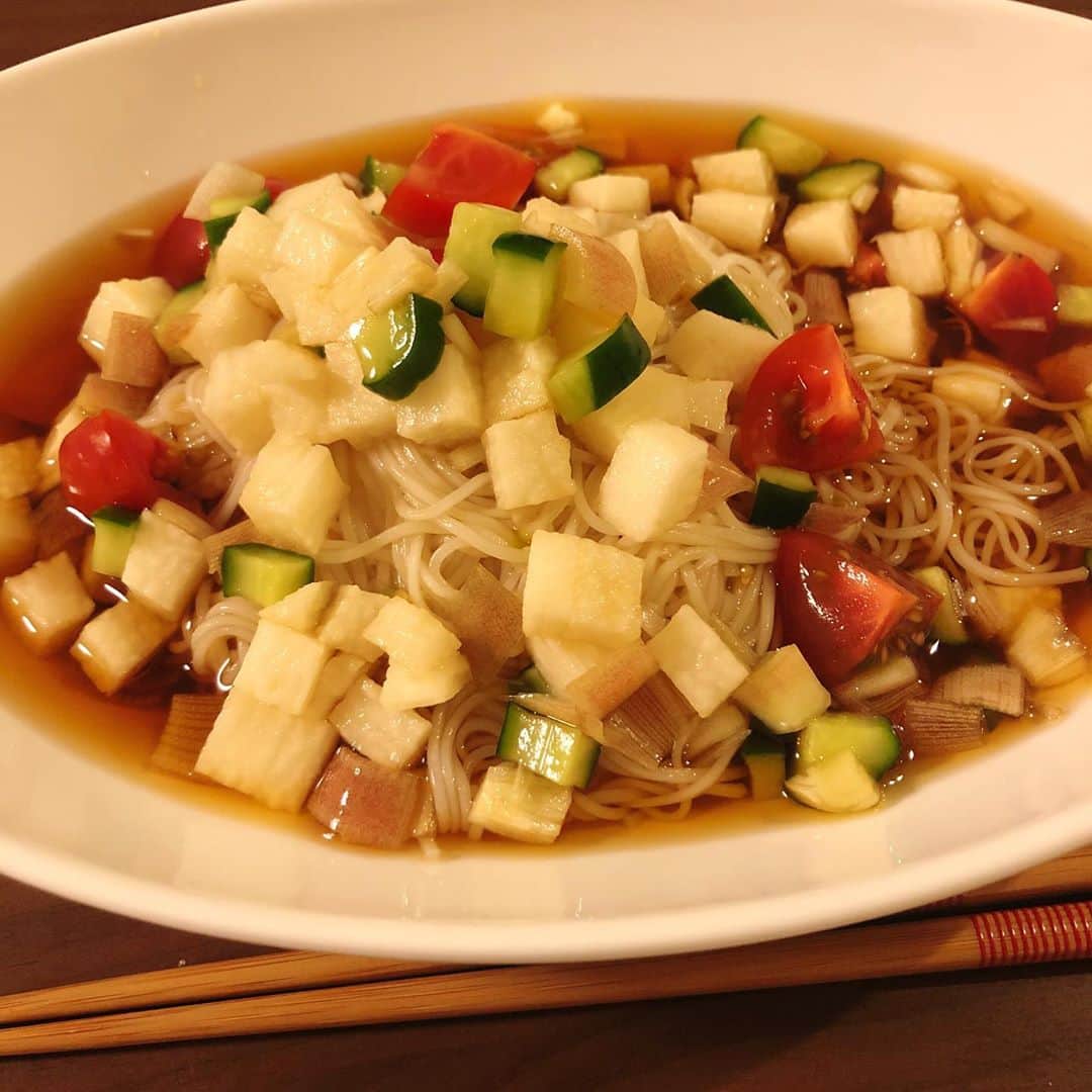 南條早紀のインスタグラム：「夏野菜そうめん🥒🍅💫 . 七夕の日に意図せず食べていたそうめん。 ミニトマト・きゅうり・ながいも・みょうがを 一口サイズに刻んで、めんつゆに漬けて 茹でたそうめんにそのままかける！ というシンプルなもの😚 . . シンプルなそうめんより野菜をシャキシャキ噛むので 腹持ちが良くていい感じ〜❤️ . . それにしても、七夕にそうめん食べるって文化 知らなかったな〜🎋✨ . . #富山 #富山県 #富山市 #toyama #toyamacity  #そうめん #そうめんアレンジ #素麺 #七夕 #七夕ごはん #夏野菜 #野菜たっぷり #レシピ #手料理 #自炊記録 #料理 #料理記録 #手作り #簡単レシピ #手抜きごはん #夏 #涼しげ  #料理上手になりたい #おうちごはん #麺 #アナウンサー #女子アナ #南條早紀 #なんじょうのにちじょう #早紀飯」