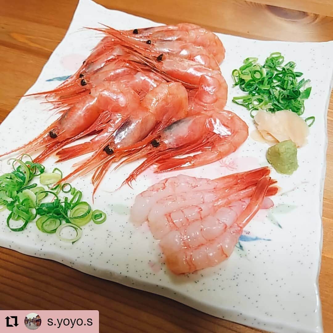 のインスタグラム：「こんにちは≧[ﾟ∇ﾟ]≦  現在開催中の #越前甘えびプレゼントキャンペーン に沢山のご応募頂きありがとうございます🦐  こちらのキャンペーンは17日までとなりますので、まだの方はぜひご応募くださいませ✨  さてさて、本日のお写真は 福袋をご購入頂きましたお客様のpostをリポストさせて頂きました🦐🦐  福袋にもお写真のように甘えびが入っております🎵 ご購入＆タグ付けありがとうございます😆💕  #Repost @s.yoyo.s • • • • • • ❁ 福井県の甲羅組さんの復興福袋を買ってみました❀.(*´▽`*)❀.  たくさん復興福袋があって迷いながら、以前越前でホッケやサバを買って帰って脂が乗ってて大きくてすごく美味しかったので、こちらで購入( ´ ▽ ` )ﾉ  中身は… *しまホッケ *とろサバ *とろアジ *干しカレイ×2 *博多明太子 *いくら *ホタテ *甘エビ×16匹 *ネギトロ *とろろ昆布  計10品♡  写真を撮る前にラップで包んでしまって見た目がラップ仕立てですが(^_^; どれも食べるのが楽しみです♡  まずはホッケと甘エビを頂きましたΨ( 'ч' ☆)  程よい脂ののったホッケちゃん♡ 甘くて美味しい甘エビちゃん♡  ホッケはフライパンで蒸し焼きにと書いてたのですが、ホッケが大きすぎてフライパンに入り切らず身が崩れてしまいましたがフワフワとした身で美味しかったです😍  #復興福袋 #復興応援 #福井県 #甲羅組 #越前 #海鮮 #グルメ #何から食べよう♡ #楽しい福袋 #写真漫画」
