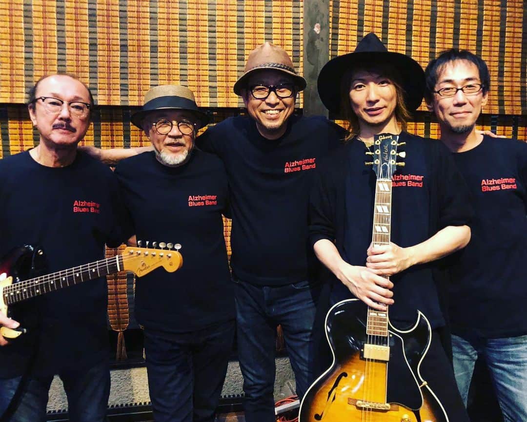 Negiccoのインスタグラム：「﻿ 【熊倉バンドAHBBによる救済ライブ決定】﻿ “新型コロナウィルス ライブハウス救済ライブ「アルツハイマーブルースバンド戦々恐々始動ライブ」”﻿ 日程：2020年7月26日(日)  ﻿ OPEN 16:00 START 17:00 ※19:15終了予定﻿ 会場：GOLDEN PIGS RED STAGE﻿ （新潟市中央区東堀通6番町1051-1 G.Eビル 5階）﻿ チケット料金：2,500円(税込)※ドリンク代 500円別途かかります。﻿ チケットはメールにて受付ます。 info@negicco.net﻿ 定員に達し次第受付終了となります。﻿ キャンセルは前日(7/25)お昼12:00までにお願いします。﻿ 当日券有無は、前日(7/25)夕方までにNegicco Twitterにてお知らせします。﻿ ﻿ 300人のキャパに対し、50人と入場数を制限させて頂きます。﻿ この日のチケット代金は、全額、会場のGOLDEN PIGSに寄付させて頂きます。﻿ 新型コロナウィルス感染拡大防止対策は、会場の規定に従わせていただきます。﻿ http://www.goldenpigs.com/red.html﻿ ﻿ チケット申し込みメールアドレス→  info@negicco.net ﻿ メール件名：7/26 AHBBライブチケット申し込み﻿ お名前、ご希望チケット枚数をお送りください。﻿ ※複数枚お申し込みの方は、代表者の方のお名前のみで大丈夫です。﻿ ﻿ メールお送り頂いた方には、確認後返信メールをお送りいたします。﻿ 返信メールにて受付完了となります。﻿」