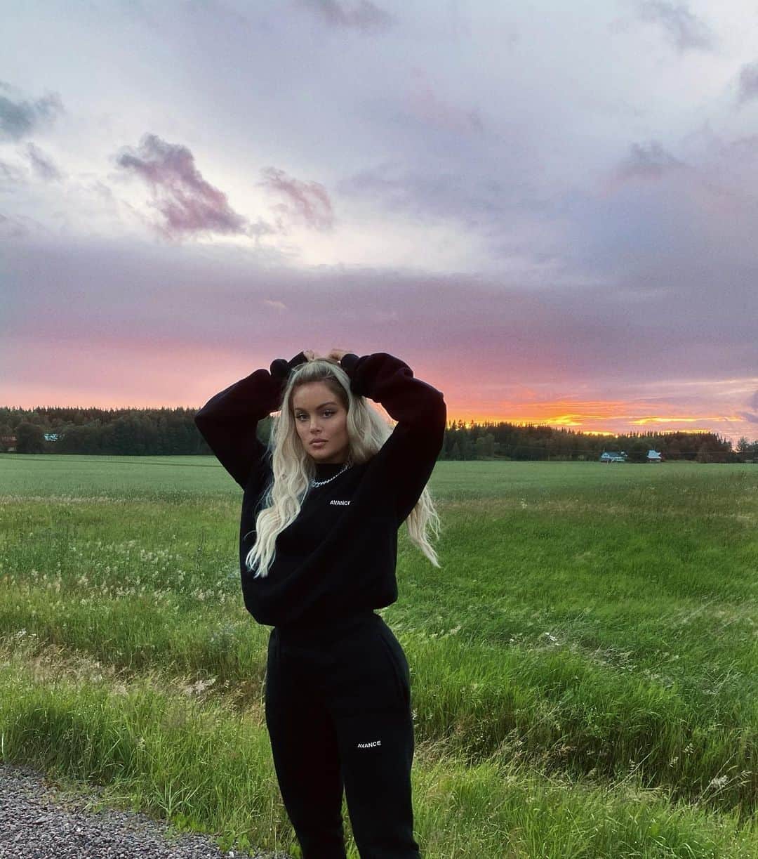 ファニー・リックマンのインスタグラム：「Had to make a Quick stop 📸 Fit from @avancestudios 🖤」