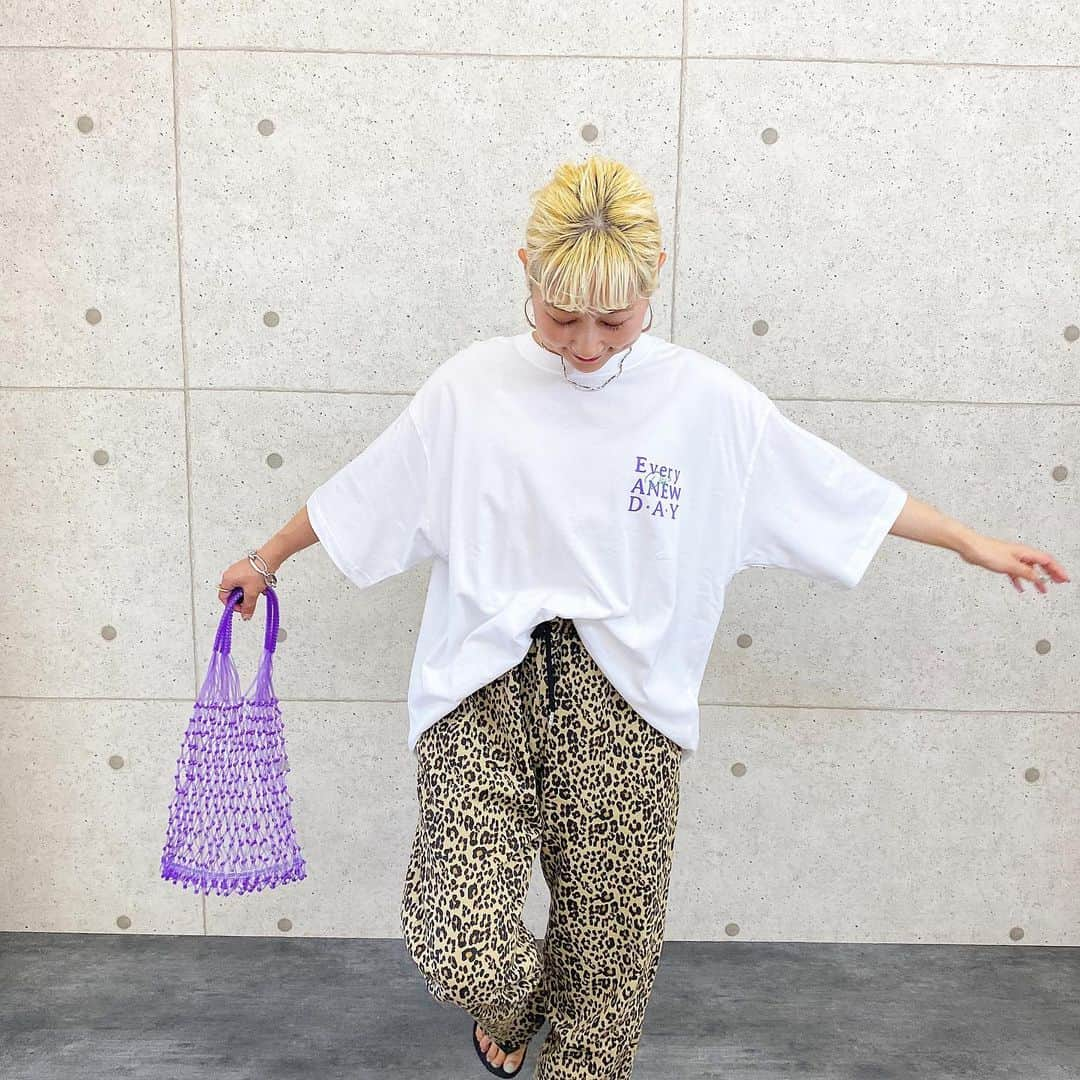 aki【EXSOME】さんのインスタグラム写真 - (aki【EXSOME】Instagram)「・ ・ 新作・再入荷発売日🎩👕👖 7月9日(thu)20:00～ ・ ・ New!! ✔ ロゴ プリント BIG 半袖 Tee 5-335  color:black/white/blue gray ・・￥2.900+tax ・ ・ オリジナルグラフィックで描き下ろした半袖Tシャツです。 フロントロゴ、バックに『ADUANCE』ロゴグラフィックをプリント。 コットン素材を使用し着心地も良く、デイリーユース（普段着）で着られるアイテムです。 旬のビックシルエットになっており、ルーズに着こなす（ストリート・韓国コーデ等）様々なスタイリングが楽しめます。 女性の方にはフレアパンツやスカートなどと合わせても可愛く着用していただけます。 男女問わずオーバーサイズコーデにピッタリな人気のユニセックスアイテムです。 ・ ・ New!! ✔シェフパンツ 13-174 ・ color:bk×wh/br ￥4.300+tax ・ ・ コーディネイトの主役になるインパクト抜群のシェフパンツです。 コックパンツとも呼ばれ、もともと現職のシェフたちが厨房で愛用していた仕事着からインスパイアされたワークウェア。 武骨になり過ぎない計算されたワイドシルエットで、動作性に優れています。 ウエストゴム、コード使い、4ポケットを採用したイージーパンツ仕様になっています。 ビッグシルエットのトップスとも相性抜群で、カジュアルからストリート、ピープスファッションなど様々なスタイリングにオススメ。 男性はもちろんメンズライクなリラックスコーデやトレンド韓国コーデが好きな女性にもオススメのユニセックスアイテム！  ・  ・ ✔ウェーブネックレス 17-76 color:silver ￥1.500+tax ・ ・ 7月9日（thu） 20時〜 新作・再入荷商品の販売です🤤 ・ ・ ・ topのURLから ご購入していただけます✈︎✈︎✈︎ ・ ・ Instagram officialと 公式LINEがあるので フォローして頂けると嬉しいです✌︎ ⬇︎ Instagram official  @exsome_official  @exsome.fam ・ ・ 公式LINE @efc0920h（アットマークから） ・ ・ 公式Twitter exsome_official ・ ・ 公式facebook exsome_official ・ ・ #exsome#エクソーム  #Tee#tシャツ#夏#夏服#summer #シェフパンツ#ヒョウ柄#チェッカー」7月9日 16時40分 - exsome_official