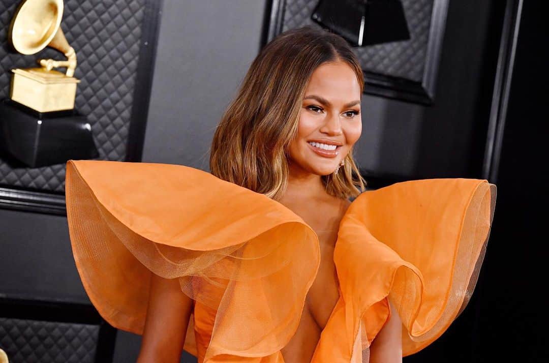 Vogue Australiaさんのインスタグラム写真 - (Vogue AustraliaInstagram)「If you’ve ever wondered how #ChrissyTeigen manages to achieve her famously flawless complexion, then visit the link in our bio for a comprehensive list of all the skincare products the model actually uses. 📷 Getty Images」7月9日 16時34分 - vogueaustralia
