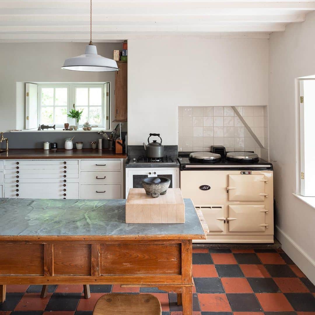The Modern Houseさんのインスタグラム写真 - (The Modern HouseInstagram)「#forsale As their home comes on the market we catch up with @toast founders Jessica and Jamie Seaton at their 19th-century farmhouse in Carmarthenshire. Head to our Stories to read more on the simple pleasures of country life since they moved to Wales as graduate archaeologists in the late 1970s.」7月9日 16時36分 - themodernhouse