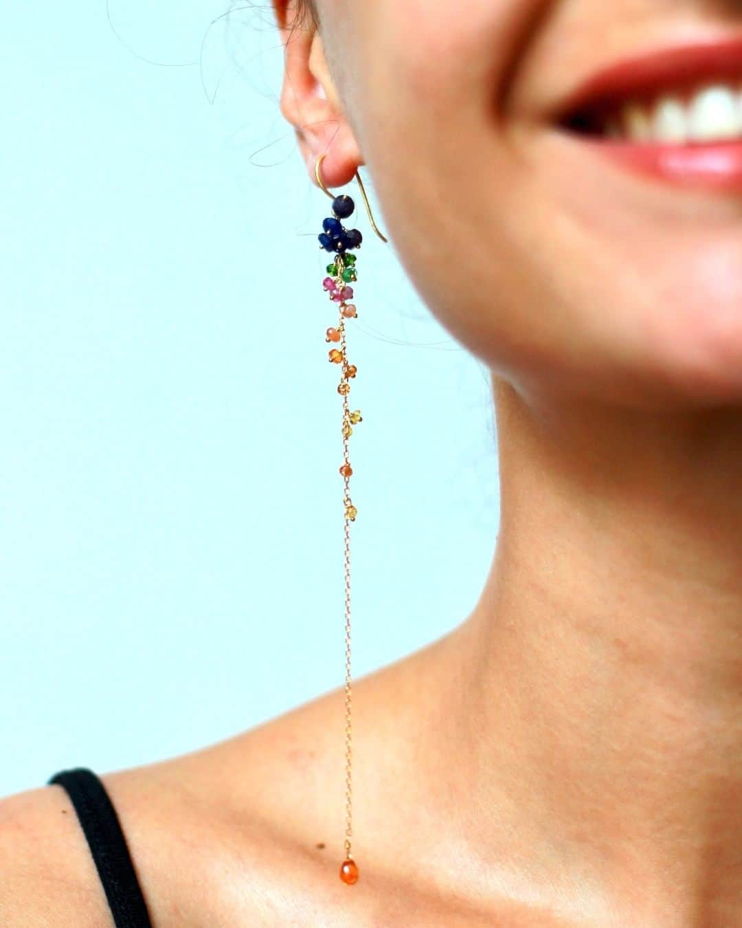 のインスタグラム：「A little rainbow smile 🌈😀 10% of our Rainbow collection will be donated to @mosaiclgbtyouth   #lgbt #raise #rainbow #gold #sapphire #peridot #citrine #smile #love  📸@shotbymandy」