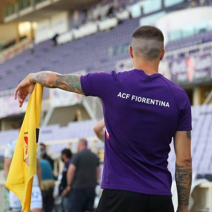 ACFフィオレンティーナさんのインスタグラム写真 - (ACFフィオレンティーナInstagram)「GUESS WHO 🔎🧐  #ForzaViola 💜 #Fiorentina #ACFFiorentina」7月9日 16時44分 - acffiorentina