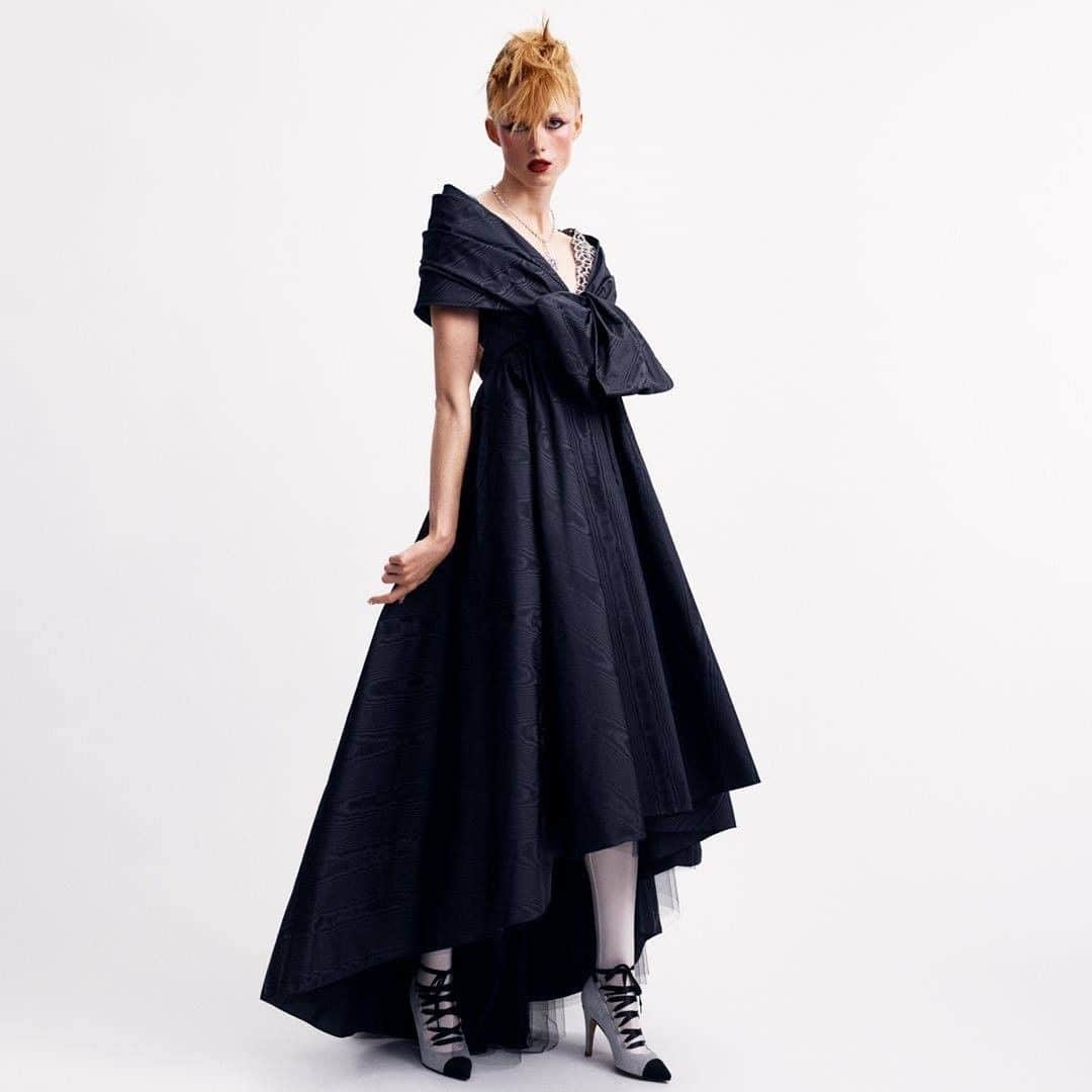 シャネルさんのインスタグラム写真 - (シャネルInstagram)「“I had a black moire dress in mind, punky make-up and jewels from the High Jewelry,’’ said Virginie Viard of the CHANEL Fall-Winter 2020/21 Haute Couture collection. Photographed by Mikael Jansson.  See all the looks on chanel.com  #CHANELHauteCouture #CHANEL #CHANELHighJewelry @Le19M #Le19M @Massaro_Paris #Massaro @MikaelJansson @RianneVanRompaey」7月9日 16時45分 - chanelofficial