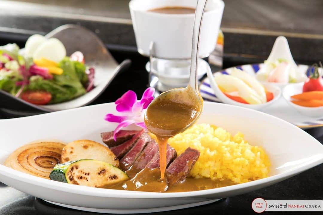 スイスホテル南海大阪さんのインスタグラム写真 - (スイスホテル南海大阪Instagram)「定番のあの一皿がプレミアムバージョンになって登場。高級神戸牛のビーフカレーをぜひお試しあれ。#みなみ #神戸牛 #ビーフカレー   A premium take on a classic favourite. Curry featuring high-quality Kobe beef. Who wants a taste? #MinamiOsaka」7月9日 16時48分 - swissotelnankaiosaka_official
