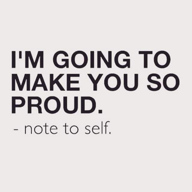 sananasのインスタグラム：「« Note à moi même 📝 : Je vais te rendre fière 💪🏻 » Petite pensée du matin, faites tout pour être fier de vous-même avant même de vouloir faire plaisir à quelqu’un d’autre. En ce moment je suis en pleine remise en question sur un tas de choses et je me rends compte que j’ai besoin de changer certaines choses. Je me suis beaucoup stressée pour d’autres ou pour des choses au lieu de penser à mon propre plaisir, à MA satisfaction. Bien sûr, être heureuse et ne penser qu’à moi n’a jamais fait partie de ma façon d’être mais parfois il faut savoir se demander « et moi ? Est-ce que je me sens bien ? ». Alors petite pensée à tous ceux qui veulent rendre fiers les autres (et c’est tout à votre honneur) en s’oubliant parfois au passage, rendez VOUS fiers, faites vous kiffer et naturellement les personnes qui vous aiment sincèrement seront fiers de vous 💚 Love you ma Sananas Fam vers l’infini et au delà. PS : En parlant de fierté ... 😜C’est ce soir à 18h sur le site de Sephora France le seul et dernier restock de ma grande palette 🎨 !」