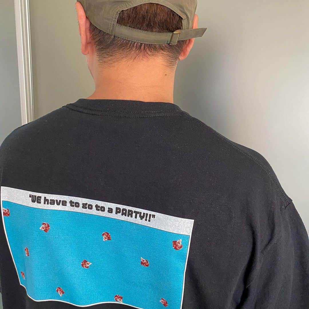 DJ ATSUのインスタグラム：「お気に入りだった "Mr. BATER feat. BULL, YOU-KID, LIL' B & PUGG" のジャケットを元にT-Shirts作りました！﻿ ﻿ ご購入頂いた方には、EP「FirstLight」限定ノベルティテープ＋ステッカー付きです。﻿ ＊　数に限りがあるのでお早めに‼︎ 先着になります。﻿ ﻿ 梅雨明けから夏に向けて、良かったらご検討くださいませ☆﻿ ﻿ ﻿ 【SHOP】﻿ https://djatsu.theshop.jp」