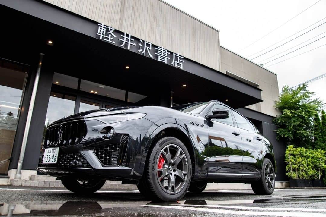 Maserati Japan | マセラティ ジャパンのインスタグラム：「マセラティカフェ in 軽井沢が期間限定オープン 最新車両の展示など、ブランドの世界観を体現  この夏、マセラティはブランドのスピリットを体現したカフェを軽井沢(軽井沢書店内 モトテカコーヒー)に2020年7月9日(木)～8月9日(日)までの期間限定でオープンいたします。  最新のマセラティモデルが展示されるほか、店内にはマセラティにまつわるアート作品の展示や、ポスターなどが飾られ、マセラティの世界を存分にお楽しみいただけるカフェになります。  カフェではマセラティが数々のレーシングヒストリーを打ち立ててきたシチリアの名産、シチリア産レモンを使ったオリジナル・レモネード「リモナータ・マセラティ」を提供する他、マセラティの歴史を彩ってきた数々のレーシングカーのミニチュアやマセラティの歴史に関連する書籍コーナーも設置されます。  マセラティカフェ in 軽井沢 ■場所： 軽井沢書店内 モトテカコーヒー 〒389-0102 長野県北佐久郡軽井沢町軽井沢（大字） 1323 ■期間： 2020年7月9日（木）～8月9日（日） ■営業時間： 通常営業 9:00～21:00（水曜日定休） サマータイム 7月23日（木）～8月23日（日）08：00～21：00 （定休日無し）  詳細はこちら：https://www.maserati.com/jp/ja/dealers/gunma/news/news-070820_karuizawa  #Maserati #マセラティ #MaseratiJapan #マセラティジャパン #MaseratiCafeinKaruizawa #マセラティカフェin軽井沢 #Karuizawa #軽井沢」