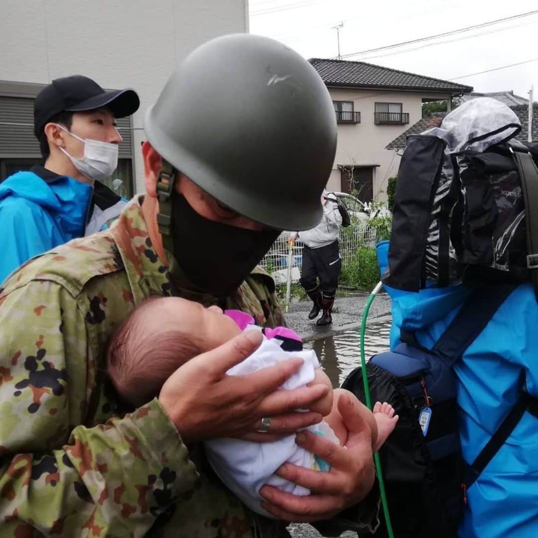 陸上自衛隊さんのインスタグラム写真 - (陸上自衛隊Instagram)「【令和２年７月豪雨に係る災害派遣について】  　７月４日（土）以降、熊本県において、また７日（火）以降、大分県において西部方面隊を中心に、災害派遣活動を実施中です。  　福岡県における人命救助活動は７月７日（火）に終了しております。  　本災害により、お亡くなりになられた方のご冥福をお祈りいたしますとともに、被災された方々に対し、心からお見舞い申し上げます。  　陸上自衛隊としては、これまでに西部方面隊を中心に、行方不明者の捜索を含む人命救助等の活動を実施しております。  　今後も、現地の状況を踏まえ、人命救助等に全力を尽くして参る所存です。また、隊員の感染防止策を徹底し、万全の態勢で災害派遣に臨んで参ります。  詳しくはプロフィール画面に記載の陸自WEBサイトよりご覧ください。@jgsdf_pr」7月9日 17時00分 - jgsdf_pr