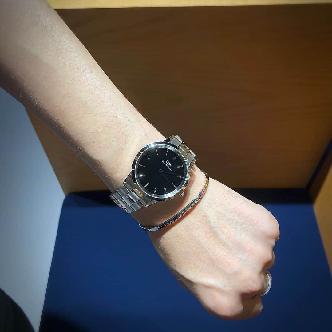 キャナルシティ博多さんのインスタグラム写真 - (キャナルシティ博多Instagram)「キャナル　この夏のおすすめ🛍 ダニエルウェリントンではWatchとアクセサリーまたはストラップの購入で20%OFFになるイベントを開催中です。 Watchのレディース・メンズ人気商品をご紹介します。  Pic1枚目 レディースPETITE MELROSE 肌馴染みのいいローズゴールドが人気No.1です。 ¥19,000＋tax  Pic2枚目、3枚目 メンズICONIC LINK クラシックなデザインに現代的なセンスを加えたIconic Linkの新コレクション。シルバーが1番人気。Pic3枚目でスタッフ着用画像をチェック！ ¥27,000＋tax  Pic4枚目、5枚目 アクセサリーを重ねたり、ストラップを変えたり、お好みのコーディネートでお楽しみください👍 こちらはイベント期間中に少しお得にお求めいただけます！  ご紹介した商品は全てユニセックス展開です。おそろいの腕時計でこの夏のコーディネートを楽しむのもいいかも！😆 フルラインナップが揃うキャナルシティ博多のダニエルウェリントンでお気に入りを見つけよう！  キャナルシティ博多では7/19までキャナルサマーセールを開催中です。春夏物をお得にGETしよう🛍 #キャナルシティ博多 #キャナルシティ #キャナル #canalcity #福岡 #博多 #天神 #danielwellington #ダニエルウェリントン」7月9日 17時00分 - canal_city