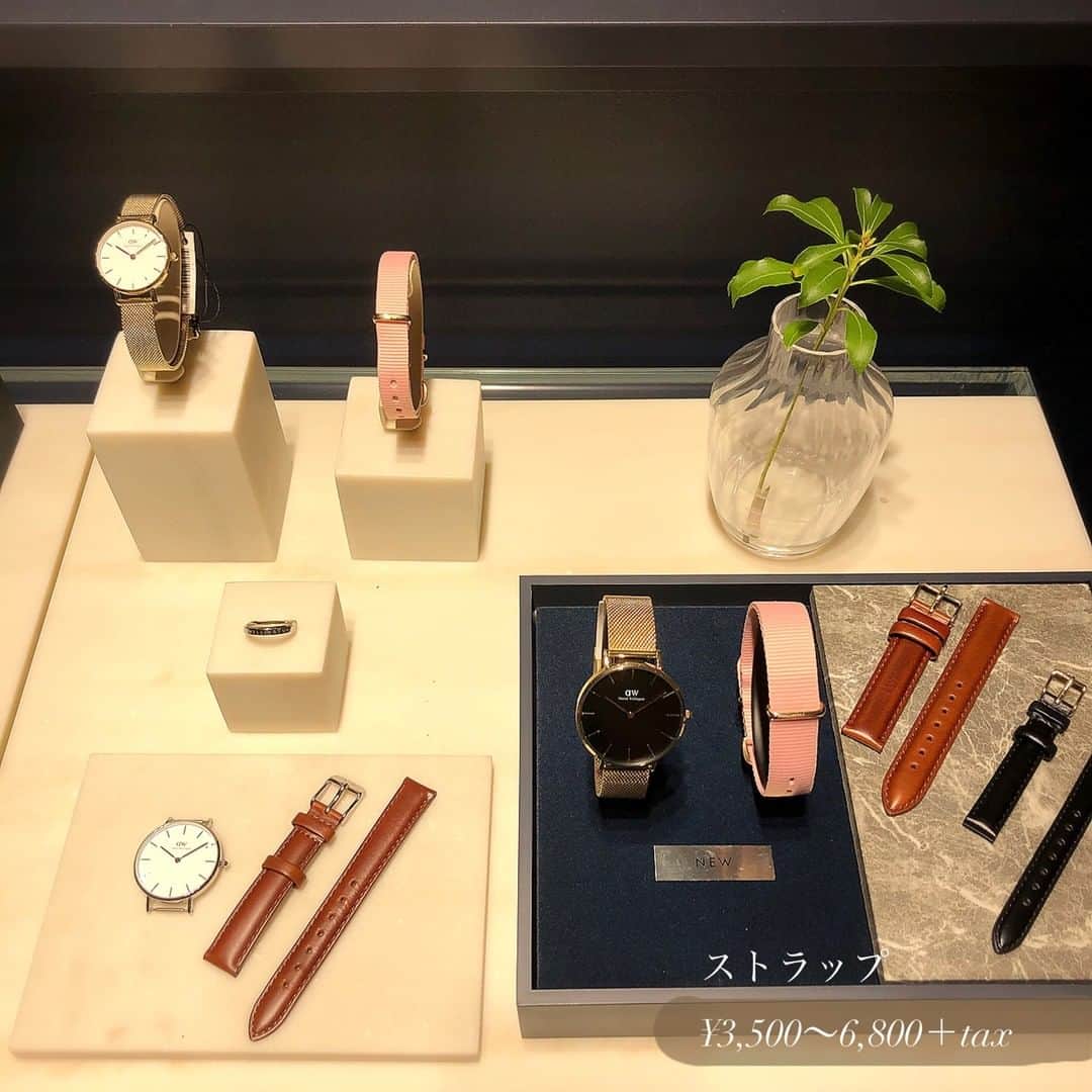 キャナルシティ博多さんのインスタグラム写真 - (キャナルシティ博多Instagram)「キャナル　この夏のおすすめ🛍 ダニエルウェリントンではWatchとアクセサリーまたはストラップの購入で20%OFFになるイベントを開催中です。 Watchのレディース・メンズ人気商品をご紹介します。  Pic1枚目 レディースPETITE MELROSE 肌馴染みのいいローズゴールドが人気No.1です。 ¥19,000＋tax  Pic2枚目、3枚目 メンズICONIC LINK クラシックなデザインに現代的なセンスを加えたIconic Linkの新コレクション。シルバーが1番人気。Pic3枚目でスタッフ着用画像をチェック！ ¥27,000＋tax  Pic4枚目、5枚目 アクセサリーを重ねたり、ストラップを変えたり、お好みのコーディネートでお楽しみください👍 こちらはイベント期間中に少しお得にお求めいただけます！  ご紹介した商品は全てユニセックス展開です。おそろいの腕時計でこの夏のコーディネートを楽しむのもいいかも！😆 フルラインナップが揃うキャナルシティ博多のダニエルウェリントンでお気に入りを見つけよう！  キャナルシティ博多では7/19までキャナルサマーセールを開催中です。春夏物をお得にGETしよう🛍 #キャナルシティ博多 #キャナルシティ #キャナル #canalcity #福岡 #博多 #天神 #danielwellington #ダニエルウェリントン」7月9日 17時00分 - canal_city