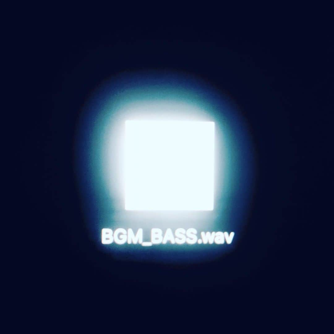 三原康司さんのインスタグラム写真 - (三原康司Instagram)「BGM_BASS.wav  PCの中に光る音源が 宅録ってのも良いですね 今回も良いベース録れました。  配信から一日経ち改めてリリースって良いなと実感しております。  いろんな協力のもと完成された新たな新曲 爆音で鳴らしたいですね、、、 いい環境、いい音で是非聴いてください！  #フレデリック #FRDC #FREDERHYTHM #されどBGM #BGM #BASS #GOODVIBES #MUSIC #ベース」7月9日 17時02分 - miharakoji