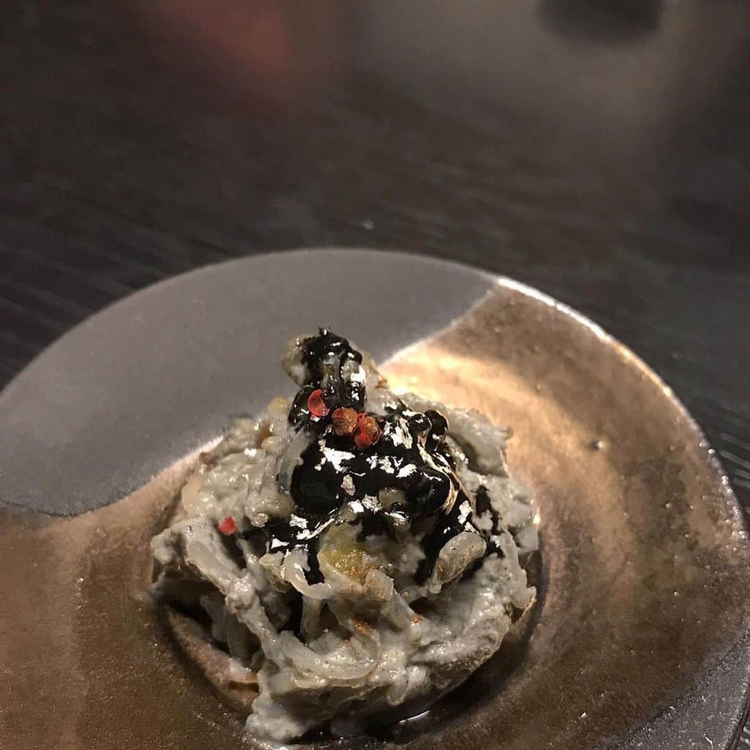 のインスタグラム：「@greenmonday.jp  ＃1DAYべジるチャレンジ 、封切り後のバトンから2ヶ月半後、ニュージーランドの森の湖畔に住む執筆家 @4dsk.co より２回目のバトンを受けました♩リレーが発酵されている感じが感慨深い♡ . 自宅での食事の基本ルールは自然の摂理に合わせた食事法（フード・レメディ）で、旬のもの、四季や月のリズム、体調の陰陽のバランスに合うように食を通して調整。 主食はキヌア、十割そば、玄米粉やキヌア粉、スペルト小麦のパスタ、玄米。朝食は固形物を取らないので、大体スーパープランツと植物性プロテインがミックスされた物を体調に合わせてブレンドして飲むのがデイリー。   ［Nomakitchen Vegan メニュー］ 　　 1枚目「宇宙的白和え」 お豆腐、柿、白練りゴマ、黒練りゴマ等で作ったお気に入り白和え。  2枚目「香草たっぷり豆乳クリームパスタ（スペルト小麦）」 @hiromi_kobayashi__ さんプロデュース、 @bihadako_japan の紅芋酢ジュレでさっぱり仕上げ。    3枚目「雲南百薬たっぷりゴールデンミルクペンネ」 @sunfood_japan のorganic golden milk super blendのウコンやハーブたっぷりのパウダーで作ったソースがたまらぬ。  　４枚目　大好きな @sincere_garden_cafe のコーンブレッドに自家製長期熟成柿&グローブの酵素ジャム、ココナッツパウダー　@hemps_from_japan のヘンプシードを載せて。  ５枚目　#ベジる 時はいかに植物性タンパク質をしっかり摂るかも大切にしているので、今ちょうど我が家キッチンにある、お勧めの植物性プロテインをまとめた1枚。メーカーさんはタグを見てね！  器→ @riyookim  　 バトンは１回目のリレーバトンを渡してくれたモデルで環境活動家の @_lillianono_  おやすみタイムのライブ配信が大人気♡私のフードレメディの師匠でもある料理家の @miemajyo  ピラティス、そして薬膳料理の魅力を広めるモデルの @kumazawa_eriko に繋ぎます！  コロナ中の人間社会の自粛生活が生んだ思わぬグッドニュースの一つは世界各地の気候問題の改善。 影響で二酸化炭素の排出量は1年間でみると7％から8％ぐらいの削減になるのではないかと言われていますが、2030年までの目標を考えるとまだまだ足りない。。 地球に人が住め無い状況になったら、経済はどんな意味をもたらすのか。経済回復以上にグリーン・リカバリーが気になるところ。 家庭内から始まるエコロジカルな循環と定期的なベジ食は二酸化炭素排出の抑制にも繋がる生活としてこれからますます見直したい習慣だと感じています。  ……………………………………………… 【Messege from Vege Baton】﻿ 実は、お肉を食べるのを減らすことで、気候変動のインパクトをグッと減らせることを知っていた？﻿ 週に一回ベジるだけで1年間で、﻿ CO2を110キロもダイエットできる！﻿ CO2を110キロも減らせる*約113m2の森林を守れる！﻿ 107人分の飲料水を節約できる！﻿ 約60匹の動物の命を守れる！﻿ 北極・南極での気温上昇を防げる！﻿ 他にも、アマソゾンやオーストラリアの森林火災、﻿ 畜産由来の感染症の発生....﻿ お肉を食べる量を週に一度減らすだけでも、これらの問題解決へのアクションにつながります！﻿ ————————﻿ #1日ベジタリアン料理にトライ﻿ #ベジ料理を作ってたべてみよう﻿ #食べた料理の写真を撮りハッシュタグ﻿ #ベジる﻿ #Dear地球の好きな君へ﻿ #1Dayベジるチャレンジ﻿ #PlantfowardをつけてSNSへ投稿﻿ #地球好きな3人の友達の友達をタグ付け﻿ #このメッセージをコピーしてこのチャレンジに参加するように招待してください﻿ #Plantforward﻿ #ミートフリー﻿ #Vegetarian﻿ #ベジタリアン﻿ #LessMeatMoreVege﻿ #nomakitchen」