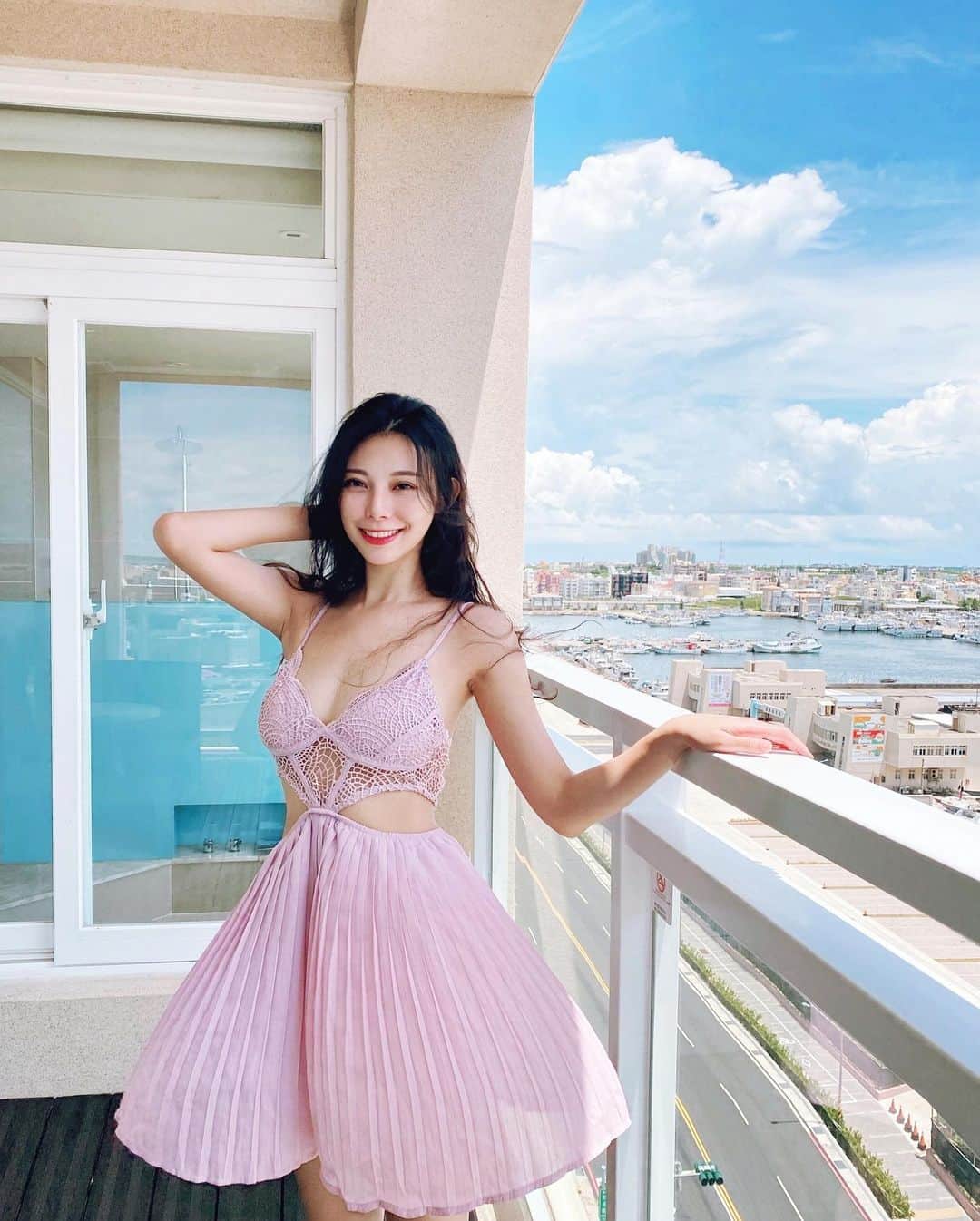 張香香のインスタグラム：「這陣風來得剛剛好 把裙擺吹得蓬蓬的😝 👗/ @z.zebra0611」