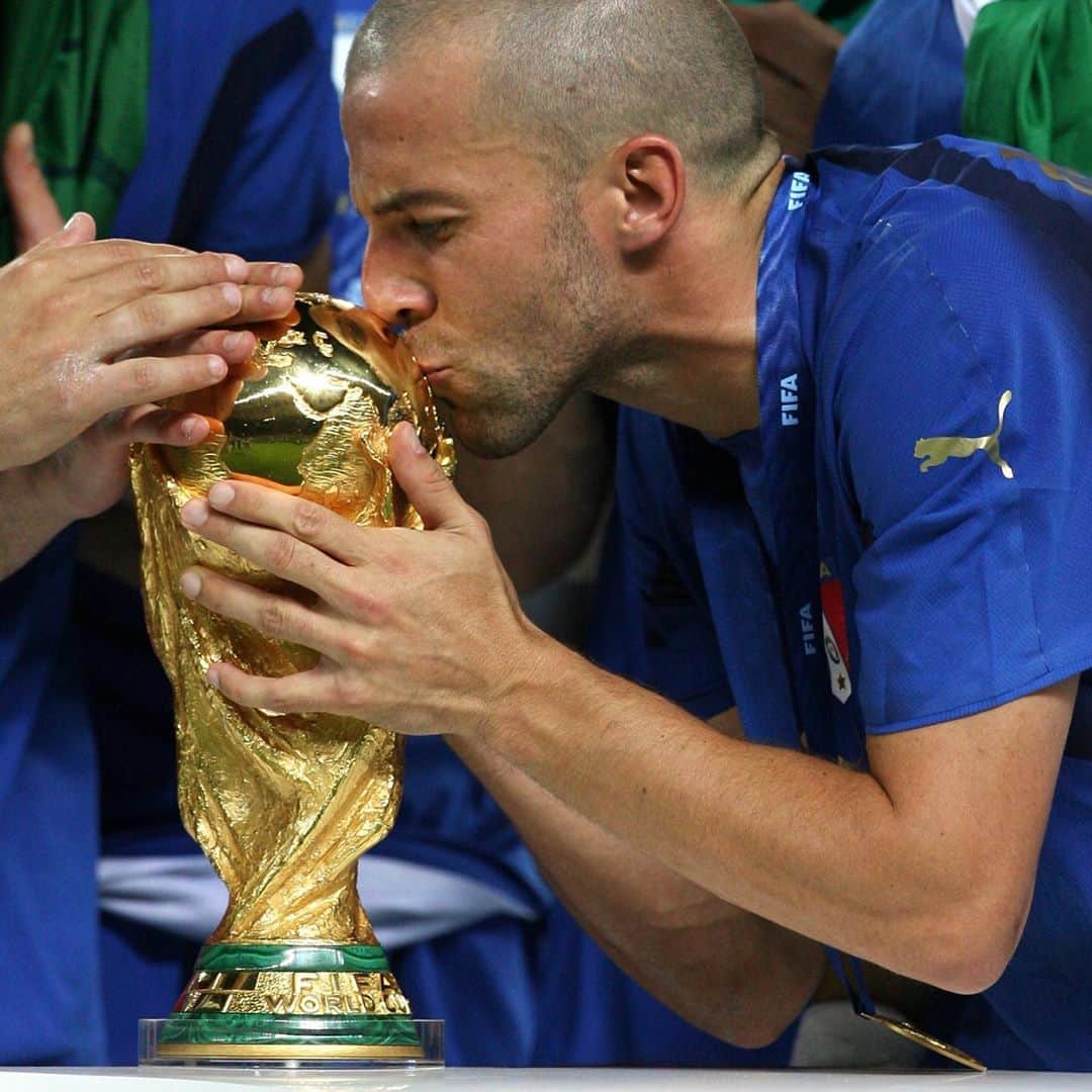 アレッサンドロ・デル・ピエロのインスタグラム：「🇮🇹 🏆 CAMPIONI DEL MONDO #italia #NazionaleItaliana  #italiawc2006  #ADP10 . . #accaddeoggi 09 Luglio 2006」