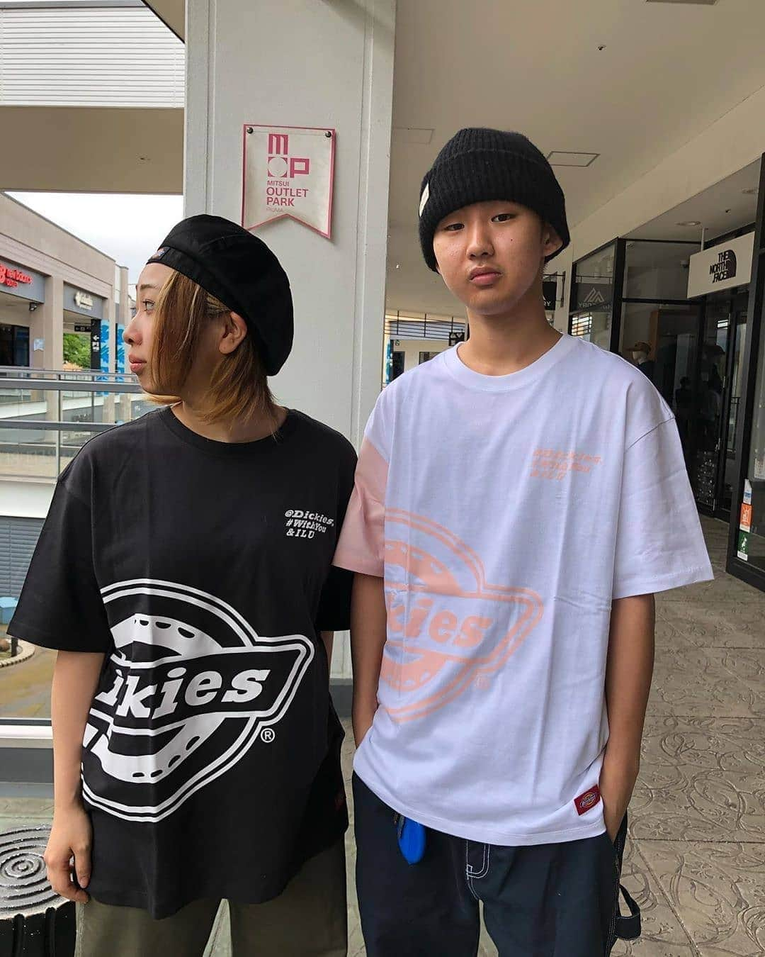 ディッキーズさんのインスタグラム写真 - (ディッキーズInstagram)「＼本日もアウトレットストア入間店のSTAFFから／  @dickies_outletstore_iruma オススメのリンクコーデ♪  男子は淡いピンクで爽やかな雰囲気を演出！  女子は引き締まった大人のブラックコーデ♪  これからの夏の季節にオススメのアイテムです！  写真をタッチして商品ページをCheck♪ . . .  #dickies #ディッキーズ #ファッション #ファッションコーデ #夏の季節 #tシャツ #リンクコーデ #爽やか #大人コーデ #入間アウトレット #アウトレット スタッフコーデ #オススメ」7月9日 17時23分 - dickies_jp