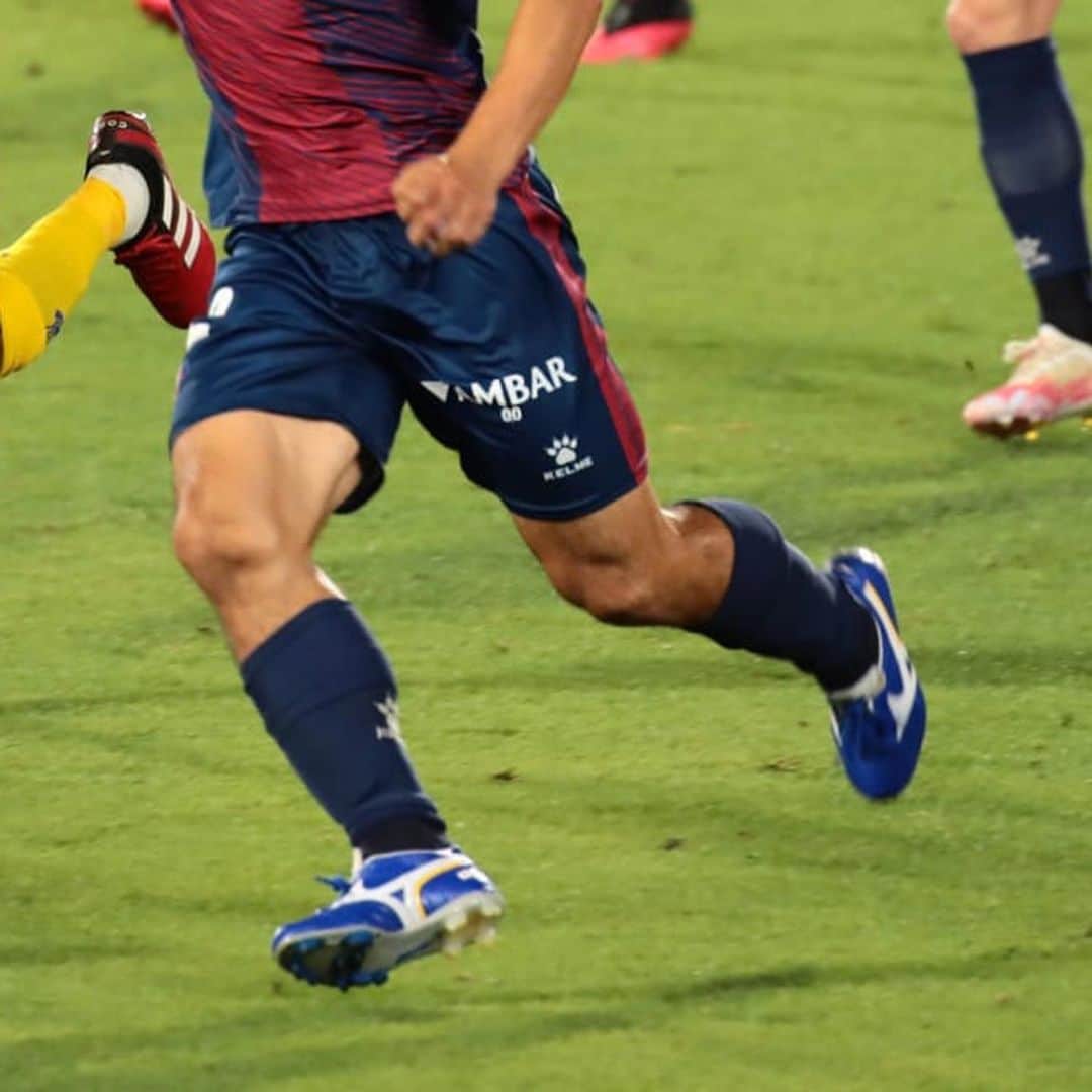 岡崎慎司のインスタグラム：「New boots 🔥⚽️ Last 3 game 💪💪 Vamos huesca ❤️💙」