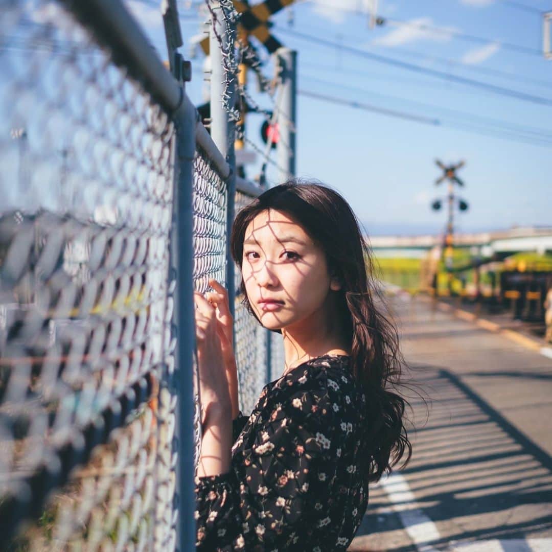 藤原万由子のインスタグラム：「. . . 最近は江國香織さんの本を色々と読んでいて、「抱擁、あるいはライスには塩を」がオススメです🙋‍♀️ 元々じっとしているのが得意じゃないけど、本を読んで時間が過ぎるのをゆっくり感じるのも最近は好きです。 . . 湿気がすごいね、太陽が恋しいなぁ、お出かけしたいなぁ、ていってもすぐバテるから出たら出たですぐ日陰に行くんだけど笑 . .」