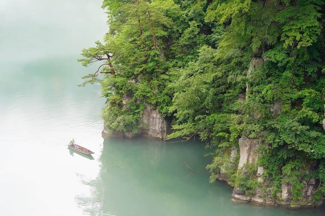 福島県さんのインスタグラム写真 - (福島県Instagram)「【霧幻峡（むげんきょう）の渡し】  朝、川霧の向こうからギ〜シギ〜シと音が聞こえます。岩場に差し掛かると、白いベールの中から、一艘の舟が現れました。  #霧幻峡 #金山町 #会津 #福島県 #kaneyamatown #fukushima  #traveljapan #futurefromfukushima  #ふくしまからはじめよう #新しい生活様式からはじめよう」7月9日 17時26分 - realize_fukushima