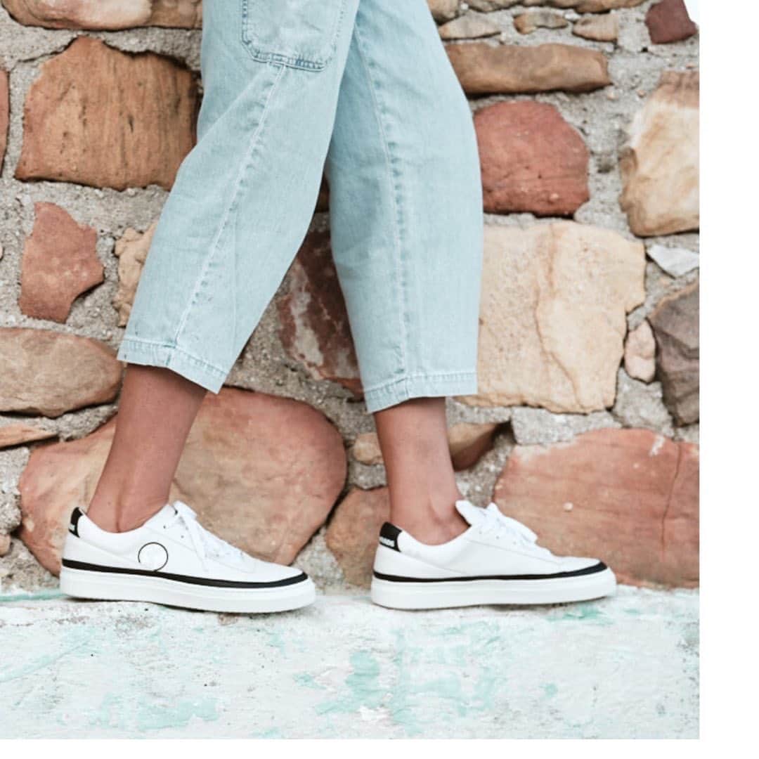 のインスタグラム：「Komrads APL. Bringing a refreshing twist to everyday sneakers. Made out of apple leather 🍎 #EarthRed #appleleather #vegansneakers」