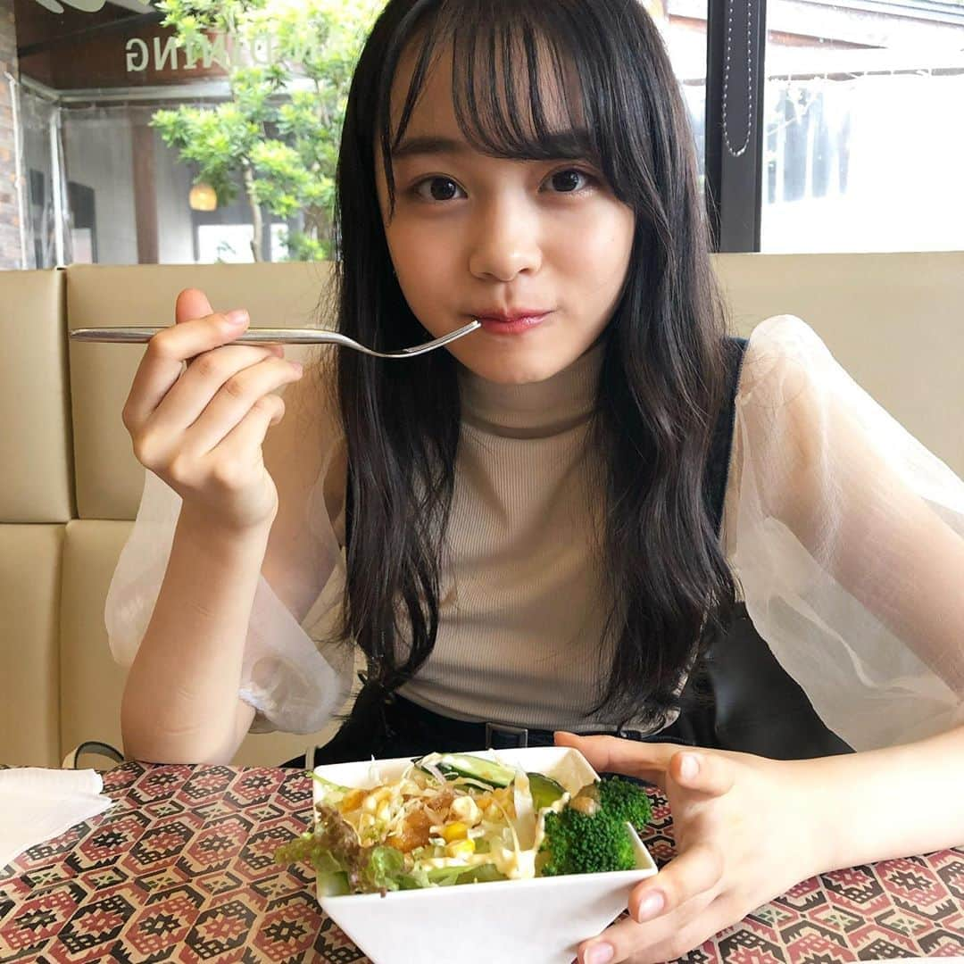 林芽亜里さんのインスタグラム写真 - (林芽亜里Instagram)「🎀﻿ ﻿ 昨日出した写真撮ったあとカレー屋さんに行ったよ🍛﻿ ﻿ めありはカレーのお供はナンがすきっ！﻿ みんなはライス派？ ナン派？﻿ ﻿ ちなみにこのカレーはかぼちゃカレー🎃﻿ ﻿ 動画も👍﻿ ﻿ #ニコラ #nicola #林芽亜里」7月9日 17時29分 - meari__hayashi