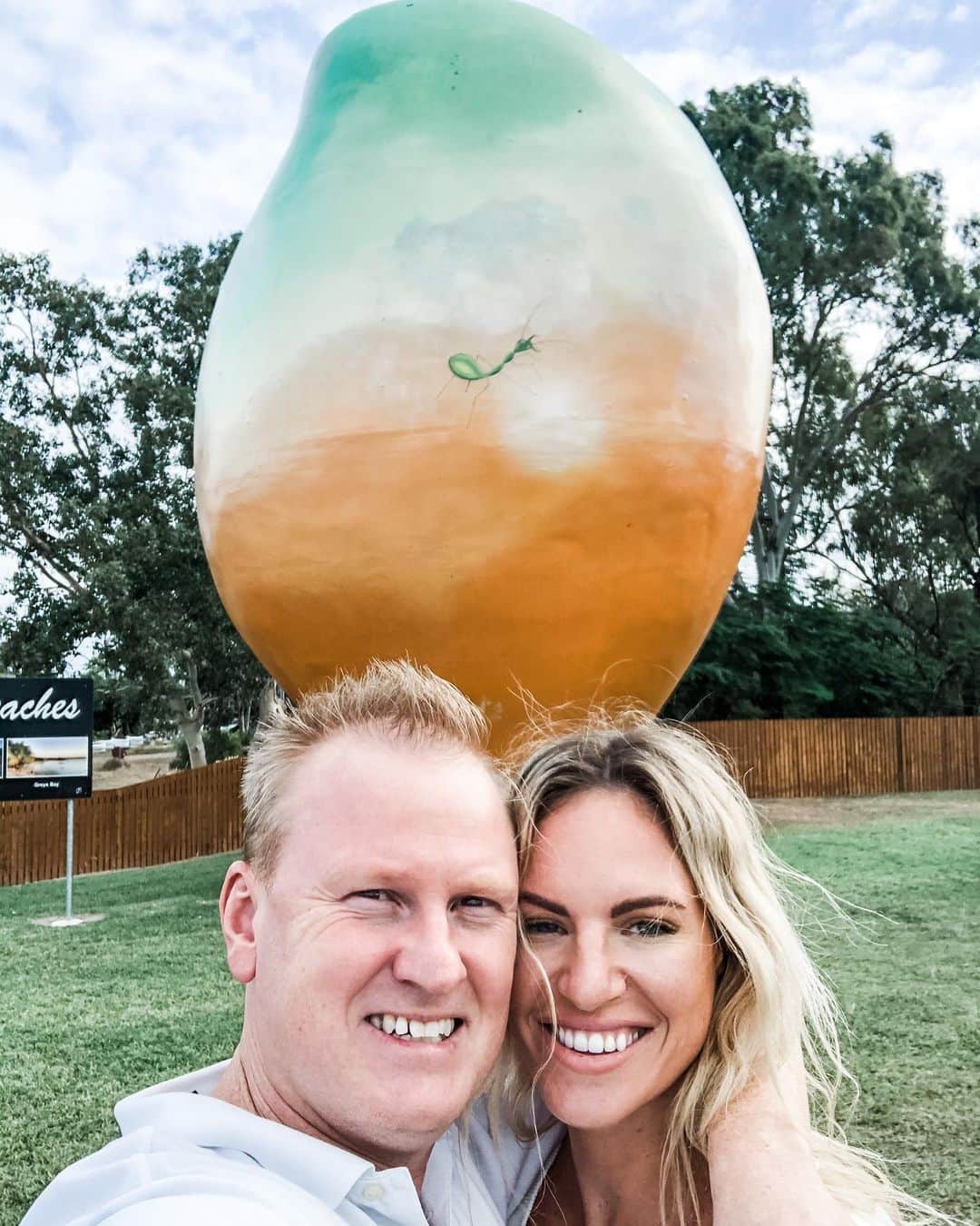 エミリー・シーボームのインスタグラム：「📍B O W E N  #thebigmango #bowen #northqueensland #thisisqueensland #airliebeach #queensland」