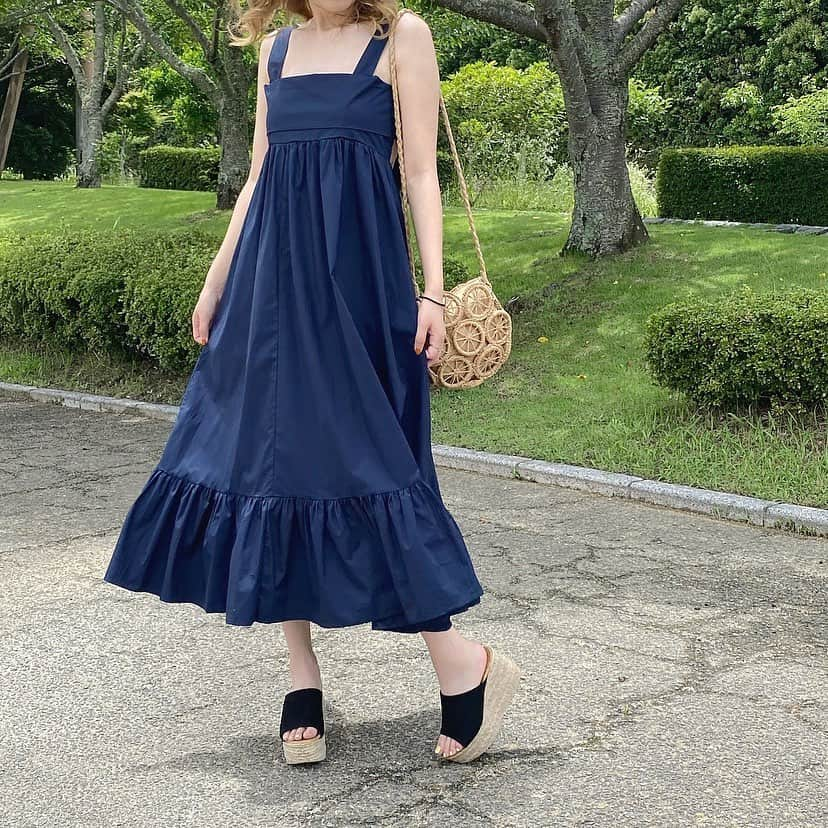 Maiさんのインスタグラム写真 - (MaiInstagram)「・ この前暑かった日に着てた @fifth_store のバックリボンエプロンワンピース👗💫 ・ ネイビーカラーも好きだし、なんと言ってもバックリボンのデザインが可愛いすぎる🧡 ・ サラッと着れるワンピースは夏活躍するアイテムです☺️🌸 ・ バッグは @editsheen_store のデザインサークルショルダーバッグ🌷 ・ サークルモチーフのデザインが可愛いくて、ショルダーっていうのも🙆‍♀️ ・ 今日60%OFFクーポン出てました♪ ・ そして話題のfifthとJosie's RUNWAYのコラボグッズですが✨トートバッグとか可愛いかったなー☆ ・ #fifth #fifthtl #フィフス #EditSheen #エディットシーン #バッグ #BAG #バックリボンエプロンワンピース #デザインサークルショルダーバッグ #トレンド #ワンピース #160cm以上コーデ #ワンピースコーデ #ワンマイルコーデ #コーデ #fashion #ootd #coordinate ・ ブログにも詳しく書いてます📝」7月9日 17時35分 - maimaimai1016