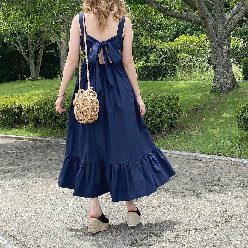 Maiさんのインスタグラム写真 - (MaiInstagram)「・ この前暑かった日に着てた @fifth_store のバックリボンエプロンワンピース👗💫 ・ ネイビーカラーも好きだし、なんと言ってもバックリボンのデザインが可愛いすぎる🧡 ・ サラッと着れるワンピースは夏活躍するアイテムです☺️🌸 ・ バッグは @editsheen_store のデザインサークルショルダーバッグ🌷 ・ サークルモチーフのデザインが可愛いくて、ショルダーっていうのも🙆‍♀️ ・ 今日60%OFFクーポン出てました♪ ・ そして話題のfifthとJosie's RUNWAYのコラボグッズですが✨トートバッグとか可愛いかったなー☆ ・ #fifth #fifthtl #フィフス #EditSheen #エディットシーン #バッグ #BAG #バックリボンエプロンワンピース #デザインサークルショルダーバッグ #トレンド #ワンピース #160cm以上コーデ #ワンピースコーデ #ワンマイルコーデ #コーデ #fashion #ootd #coordinate ・ ブログにも詳しく書いてます📝」7月9日 17時35分 - maimaimai1016