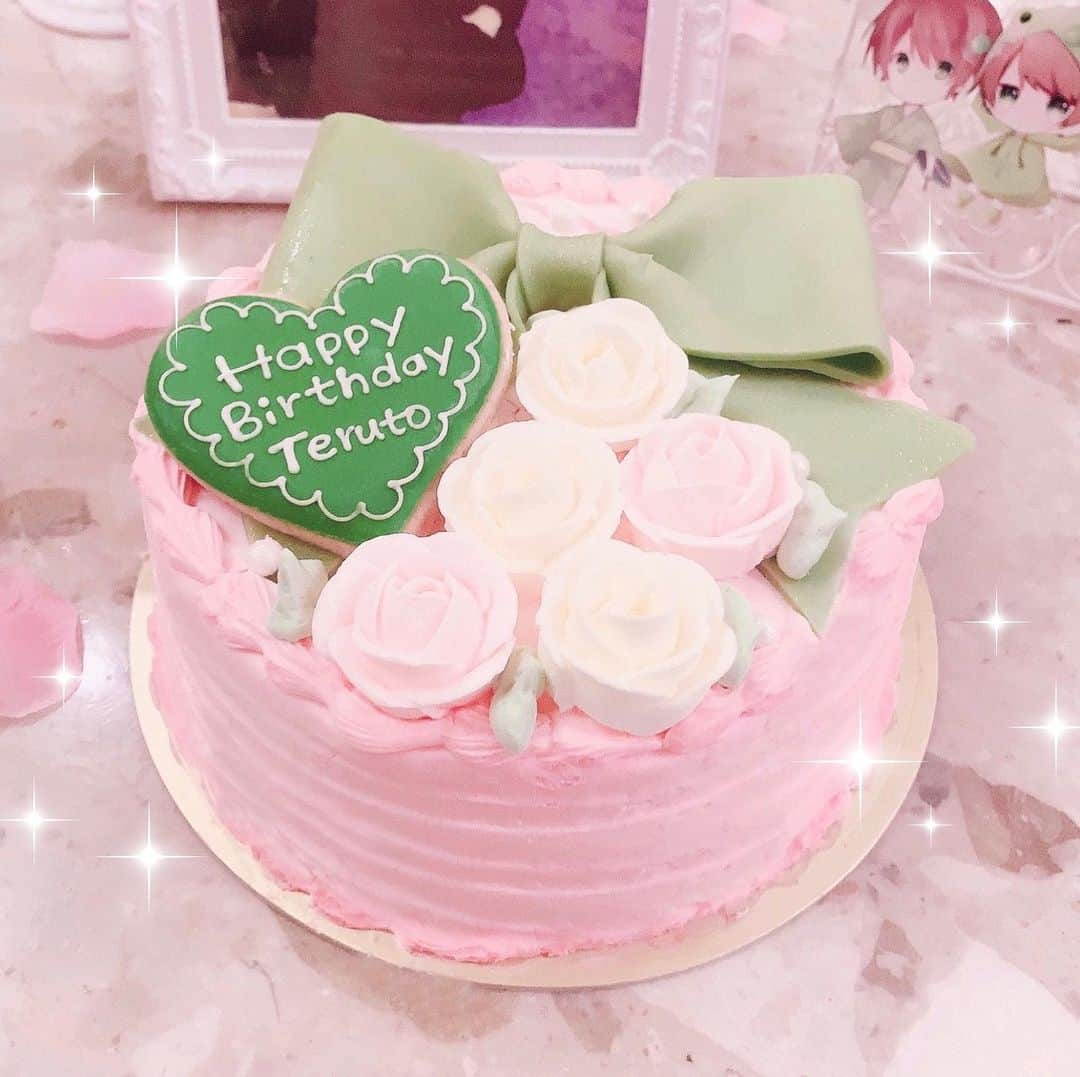 ケビンさんのインスタグラム写真 - (ケビンInstagram)「❤︎ おいしかった🎂🌟 . ホテルまでがんばって無傷で運んだのに箱開けるときに側面削れてしまったのは秘密🙊（裏側でよかった） . . . #てるとくん #本人不在の誕生日会 #隠しきれないヲタク #量産型ヲタク #誕生日ケーキ」7月9日 17時36分 - teruto_ga_no1