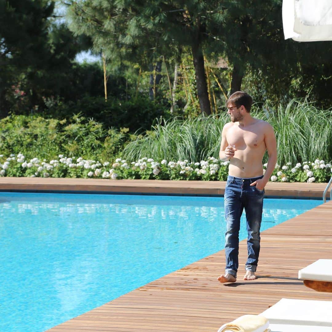 のインスタグラム：「Göbeksiz olmasını da biliriz. 🤪 #tb “bu nasıl aşk”klibinin hazırlıklarını yapıyoduk burda.」