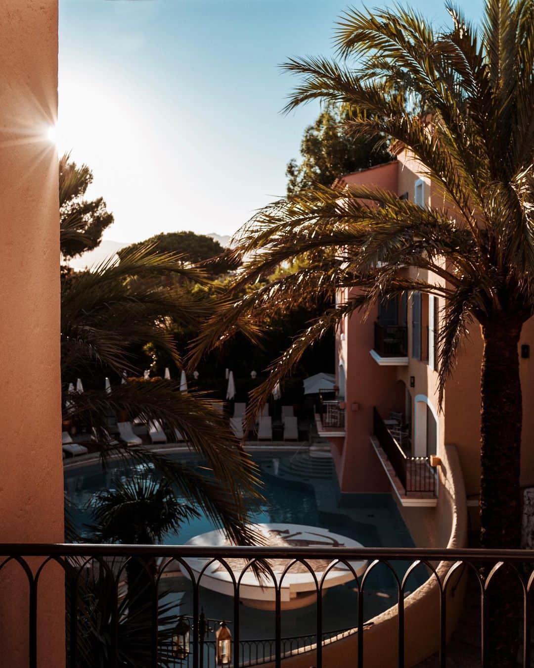 NICOLAS SIMOESのインスタグラム：「Breakfast over the sun...☀️✨ @byblossainttropez」
