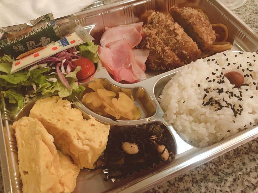 塚田詩織のインスタグラム：「#現場ごはん」