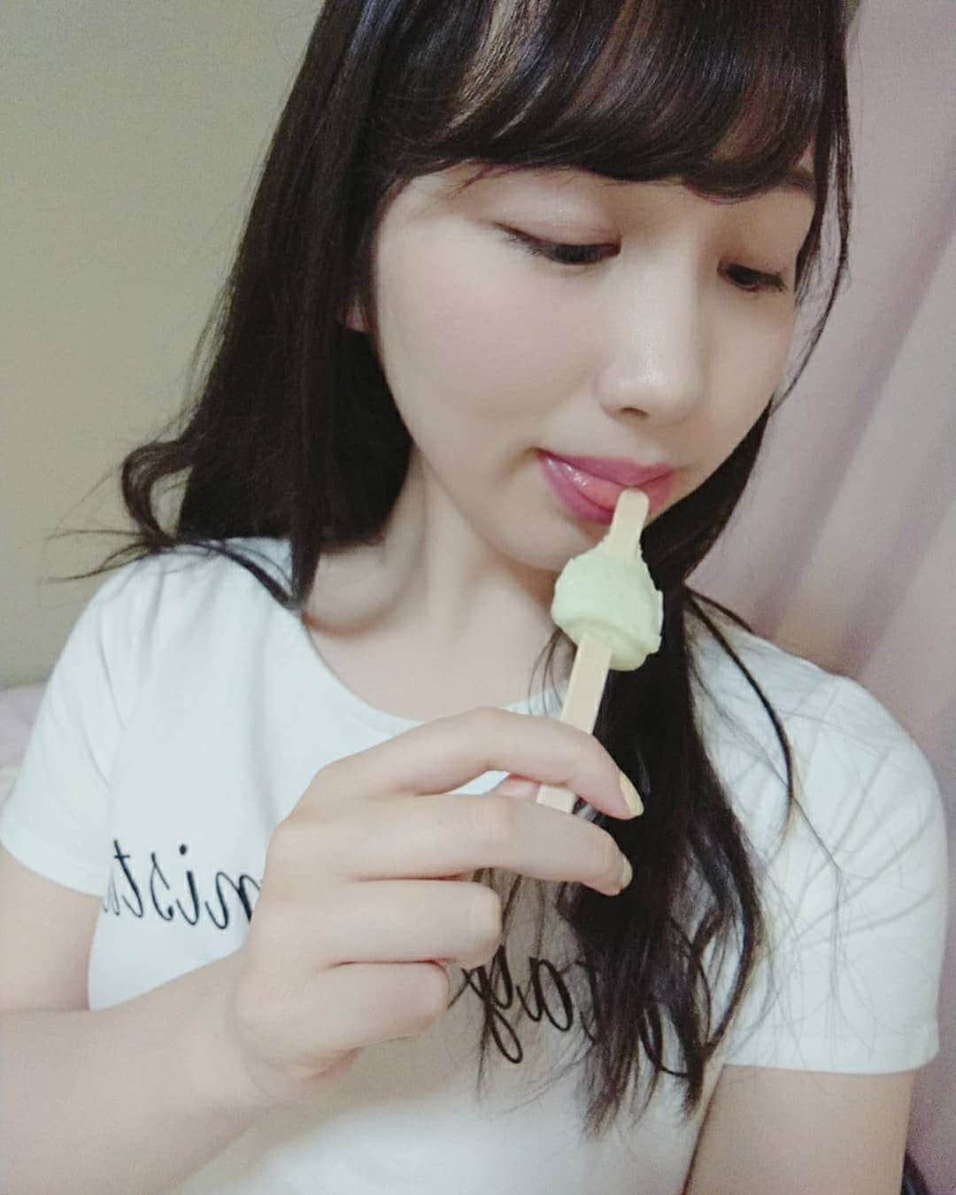 白葉まりさんのインスタグラム写真 - (白葉まりInstagram)「最近アイスめっちゃ食べてる！ . . . コロナ感染者最多！怖いですね～😱 安全を保って皆さんお気をつけて🍀💦 私もこれまで通り不要不急の外出は控えたいと思います(*´o｀*) . . . . . #白葉まり #アイス #アイスクリーム #夏 #梅雨 #じめじめ #コロナ #tシャツ #グラドル #youtuber #goodevening」7月9日 17時50分 - shirahamari