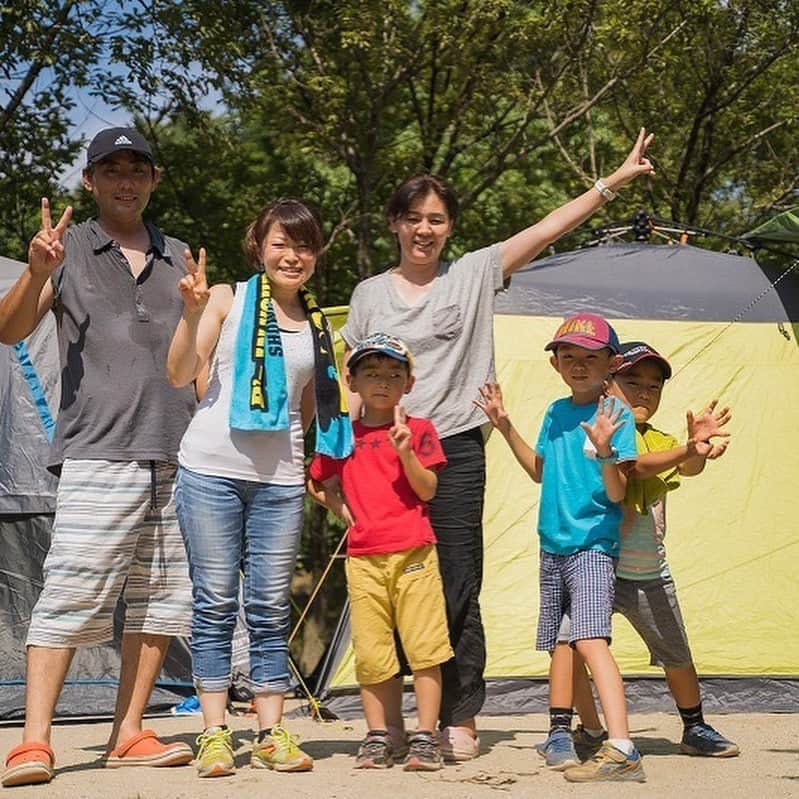 キャンプ情報サイト［ランタン］さんのインスタグラム写真 - (キャンプ情報サイト［ランタン］Instagram)「CAMP SMILE STYLE ／ 青川峡の大自然を満喫！子供たちの笑顔が一番の楽しみ！ ＼ いろんなキャンパーのキャンプスタイルを現地取材と一般キャンパーからの投稿で数多く掲載してます。 . . 詳しくは @lantern.camp webサイトをご覧ください . . #camp #camping #outdoor #travel #trip #lantern_smile #nature #キャンプ #キャンプ用品 #アウトドア #テント #自然 #旅行 #キャンプ初心者  #キャンプ好きな人と繋がりたい #キャンプスタイル #キャプテンスタッグ #コールマンテント」7月9日 17時59分 - lantern.camp