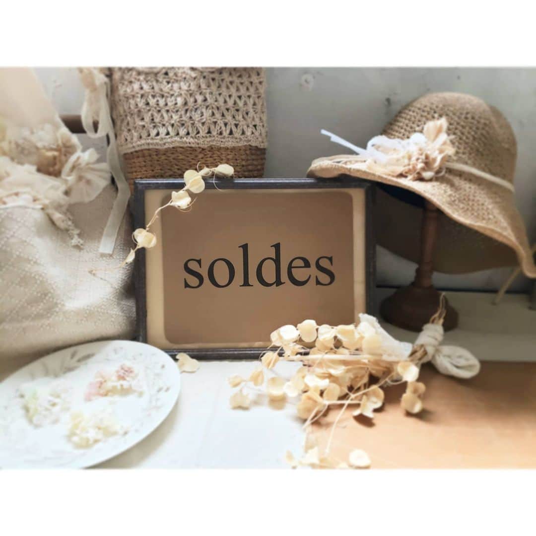 のインスタグラム：「【直営店* petit sale 】. . からっと晴れた日が待ち遠しいくらい、連日梅雨空が続いていますね。. . 本日は直営店でのプチセールのお知らせです✨. 今後製作しないアイテムを中心に、 少しだけお得なプライスでお届けします◎. .  =======================================. 【＊直営店 petit sale＊】. . ●7/11（土）〜7/19（日）. . ●京都アトリエ / 青山店. 　open 12:00〜18:00. . ● 30％ 〜 50％ off. . ※期間中の定休日は通常通りお休みとなります。  臨時休業もございますので、ご来店の際はHPのshopリストより各店の営業日をご確認下さい。. . ※最少人数で営業しているため、混雑時はお待たせしてしまう場合もありますがゆっくり店内をお楽しみいただけたら嬉しいです。 . . 気になっていたアクセサリーからまだまだ活躍間違いなしの夏小物🌻、. 夏の装いに合うメタルアイテム等、 新作もあわせて盛りだくさんでお楽しみいただけますよ＊ . . どの子も泣く泣く生産終了となってしまうので、 ぜひお気に入りのアイテムを探してみてくださいね･･･🍀. . . それではみなさまのご来店を楽しみにお待ちしております♩ ご来店の際はお気をつけてお越しくださいませ(*´`) . . スタッフ一同 . #msoeur #エムスール #アトリエ #京都 #青山 #表参道  #夏 #Summer #お知らせ #soldes  #セール #sale #アクセサリー #ハンドメイド #布花 #限定 #花のある暮らし #ナチュラル #アンティーク #ドライフラワー #flower #ご来店お待ちしております」
