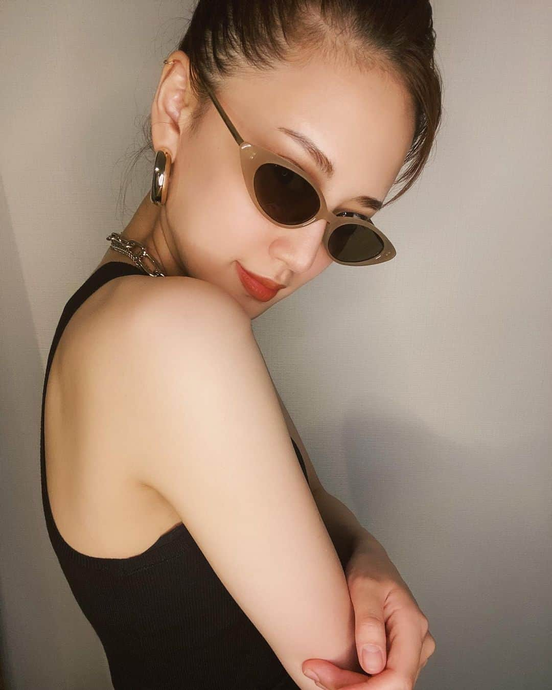 藤井夏恋さんのインスタグラム写真 - (藤井夏恋Instagram)「Sunglasses!!!!  ピアスとネックレスもタンクトップも👉@designed_bykaren 😎 #karenstyle」7月9日 18時00分 - fujiikaren_official