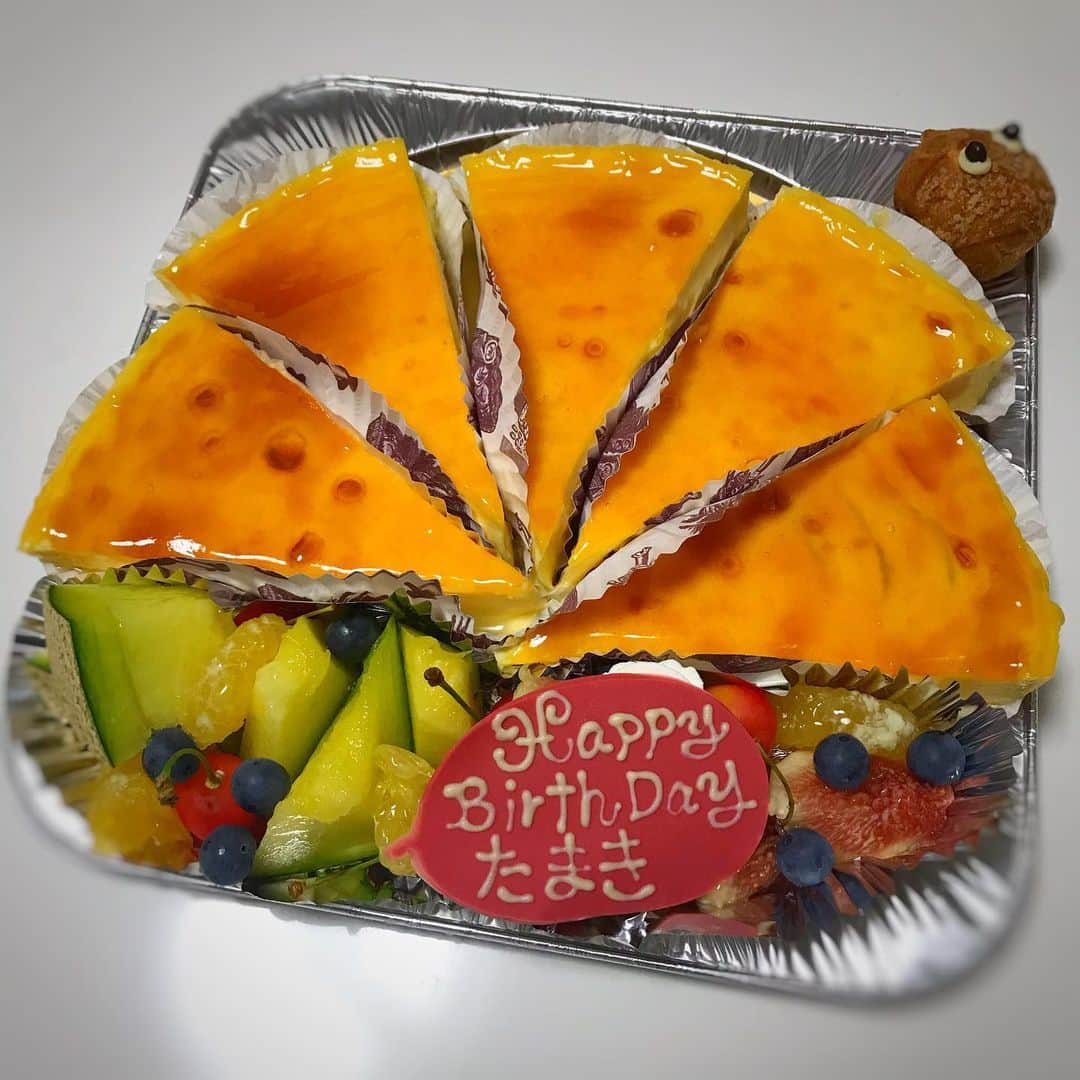 稲葉七海のインスタグラム：「母の誕生日ケーキは毎年草里🎂❤️ ・ 今年は母の大好きな洋梨のフラン🍐 ・ お祝いするために広島から静岡に帰ってきましたっ😂😂 ・ ・ ・ #草里 #洋梨のフラン #誕生日ケーキ #たまちゃんおめ」