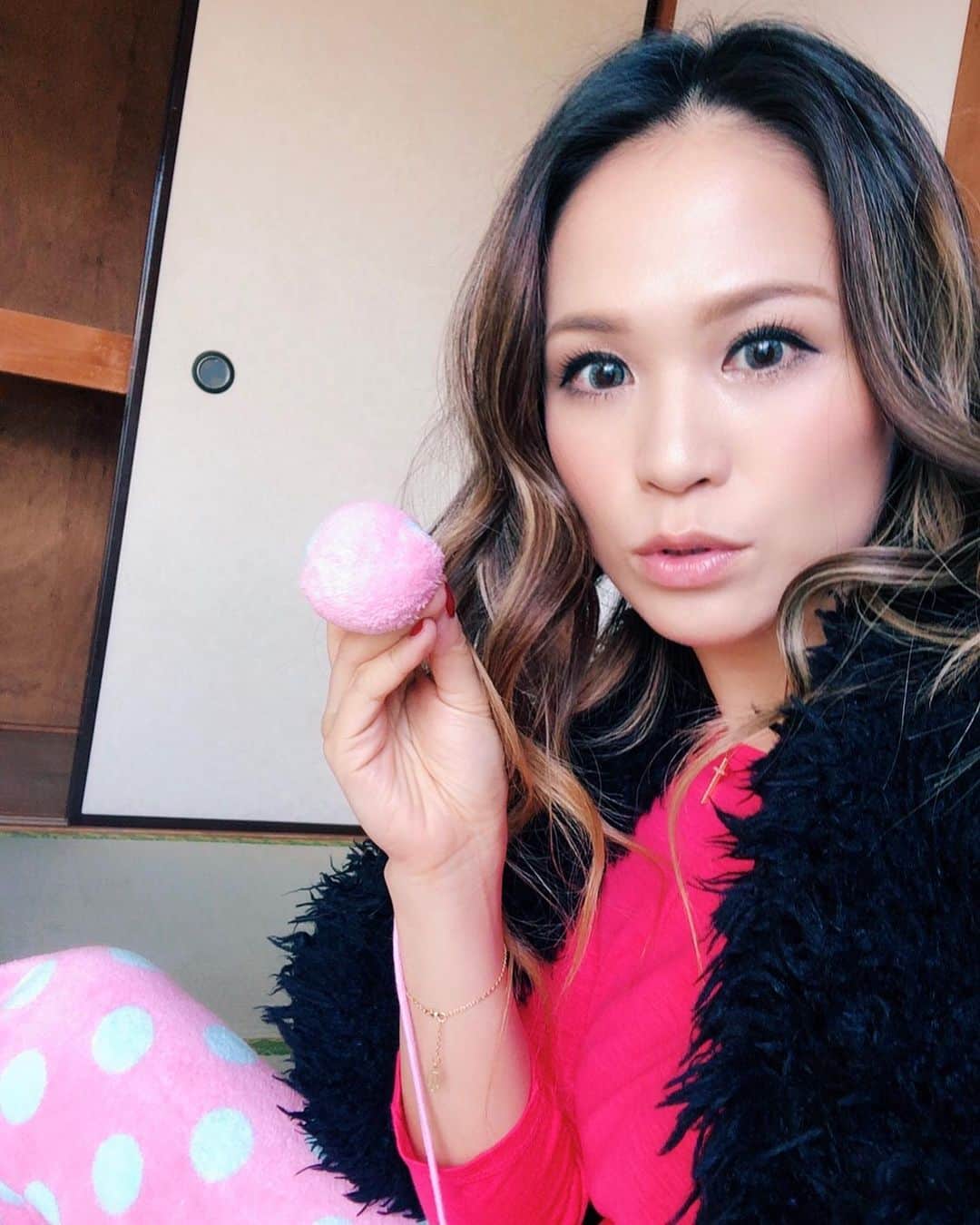 彩希エリナのインスタグラム：「【エリーナを探せシリーズ】毎週金曜22:00〜TBSで放送中の「MIU404」というドラマにチラッと出演していました📺みんな見つけてコメントやDMありがとう😙✨先週末はいつも配信を見に来てくれているエリーナファミリーのみんなが私に内緒で1ヶ月かけて作ってくれた曲をサプライズで披露してくれたり、梅雨でジメッと雨が多いけど、とっても幸せな気持ちになれてHappyだったなー☔️☀️まだまだ大変な事も多いけど笑顔で頑張るぞー🍉写真はドラマの現場での待ち時間中📷あっ、2回連続ドット投稿になっちゃったぜ🙈⚪️⚫️⚪️ #japanesedrama #tbs #tvshow #actress #shooting #pinkfashion #offshot #making #hairmake #miu404 #ドラマ #ドラマ撮影 #綾野剛 #星野源 #撮影現場 #オフショット #TBSドラマ #金曜ドラマmiu404 #現場でも肩出し #右肩の世界へようこそ #エリーナを探せシリーズ」