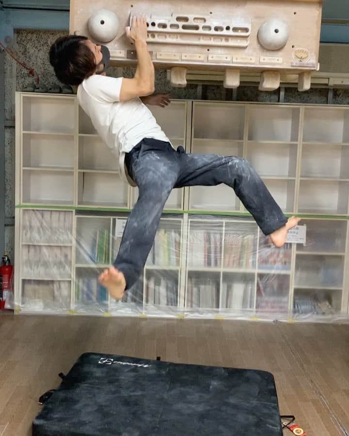 野村真一郎のインスタグラム：「One arm pull-up✔️(No thumb) It's not parfect... In japan, this rainy season,  it’s easy to hold upper side sloper of beastmaker 2000👍 the friction is completely difference between humid and dry season. ・ ・ この時期は、ビーストメーカー2000の両サイドにあるスローパーがよく持てる！ 湿度が高い時期と乾燥してる時期で持ち感が全く違う。　 ・ ・ @project_climbing_gym @monturajapan @unparallelup @rockmasterhq @hamasakichiryoin0929 #beastmaker #beastmaker2000 #training」